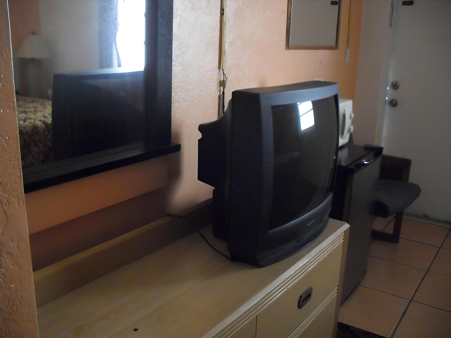 Shore Winds Motel photo 33