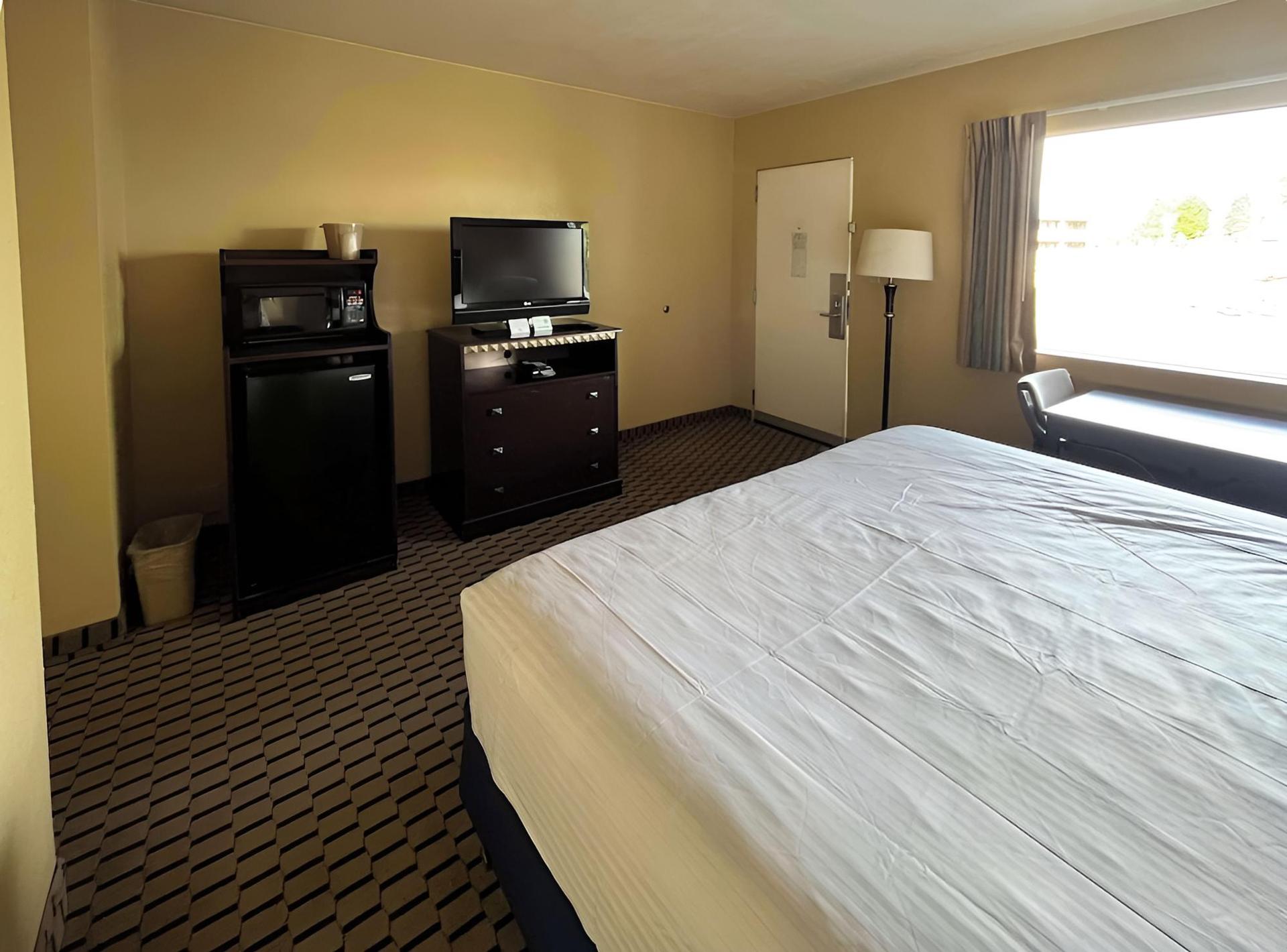 Motel 6 Fairmont, WV - Downtown photo 9