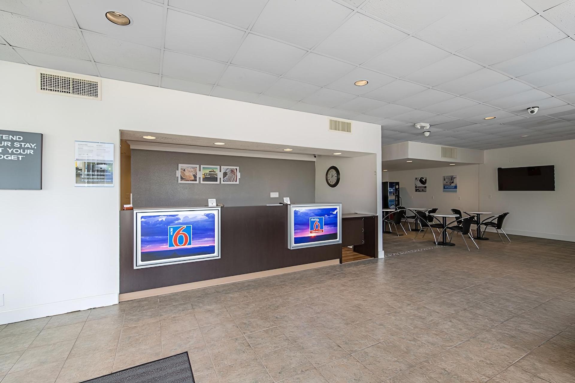 Motel 6 Pekin, IL photo 13