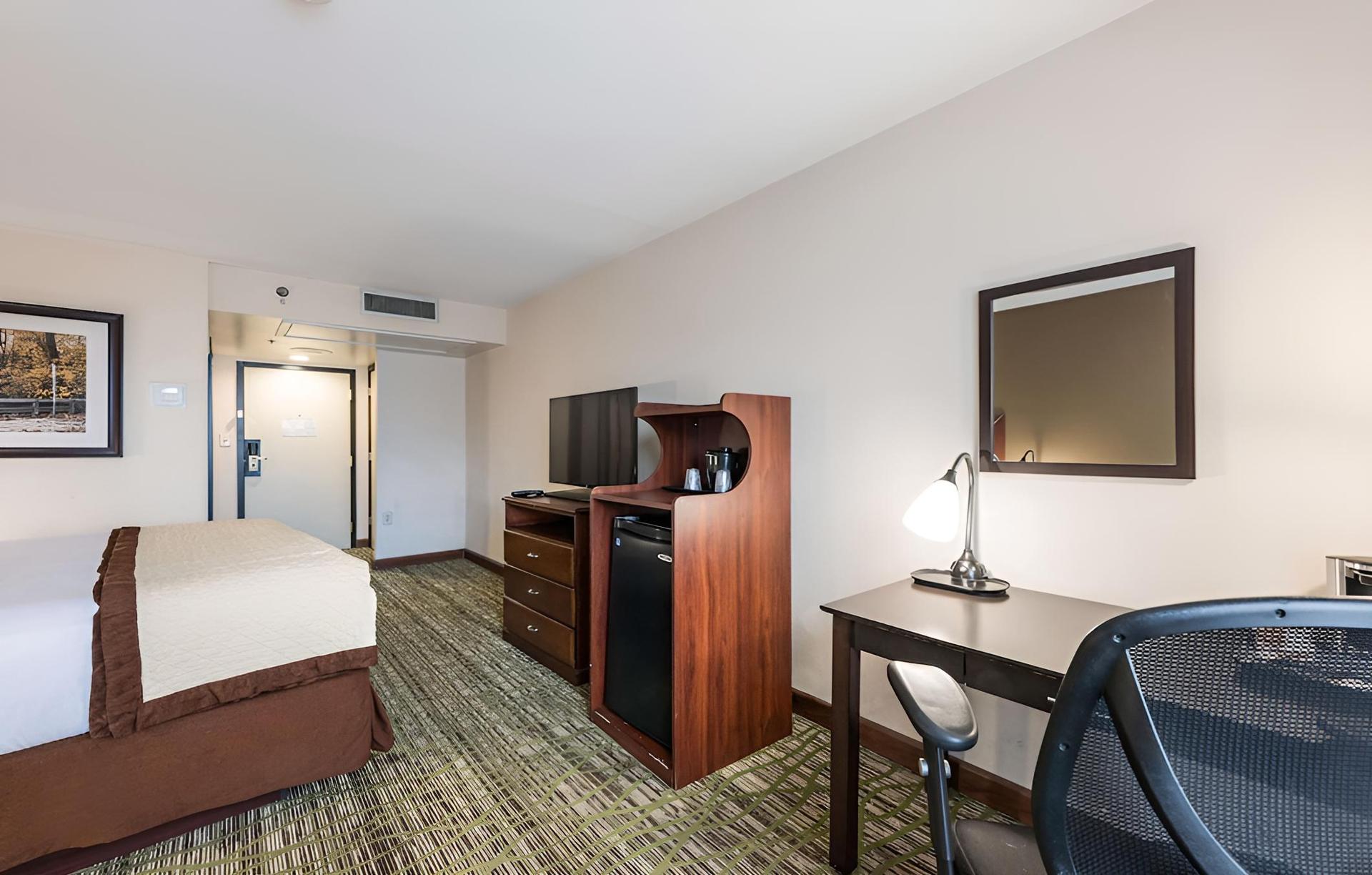 Clarion Hotel & Suites photo 10
