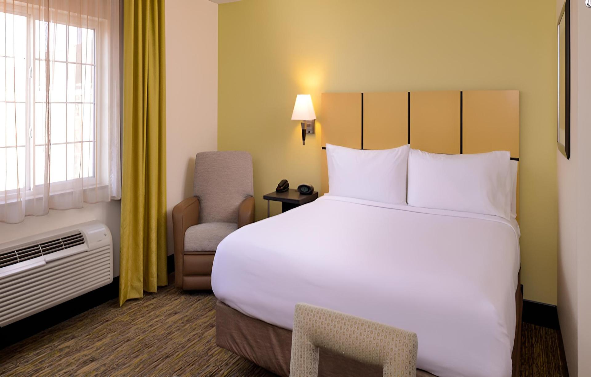Candlewood Suites Bloomington, an IHG Hotel photo 12