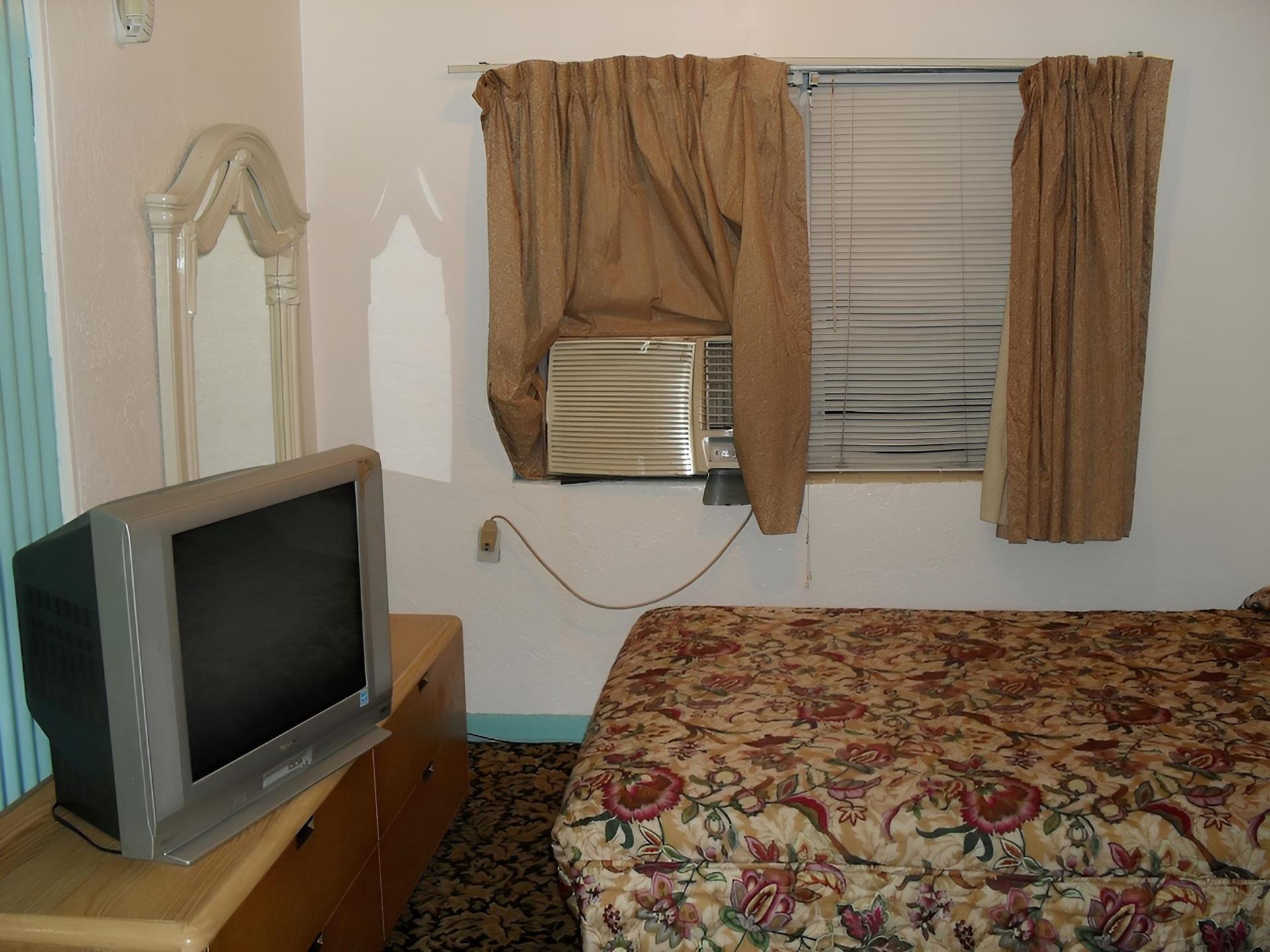 Shore Winds Motel photo 41