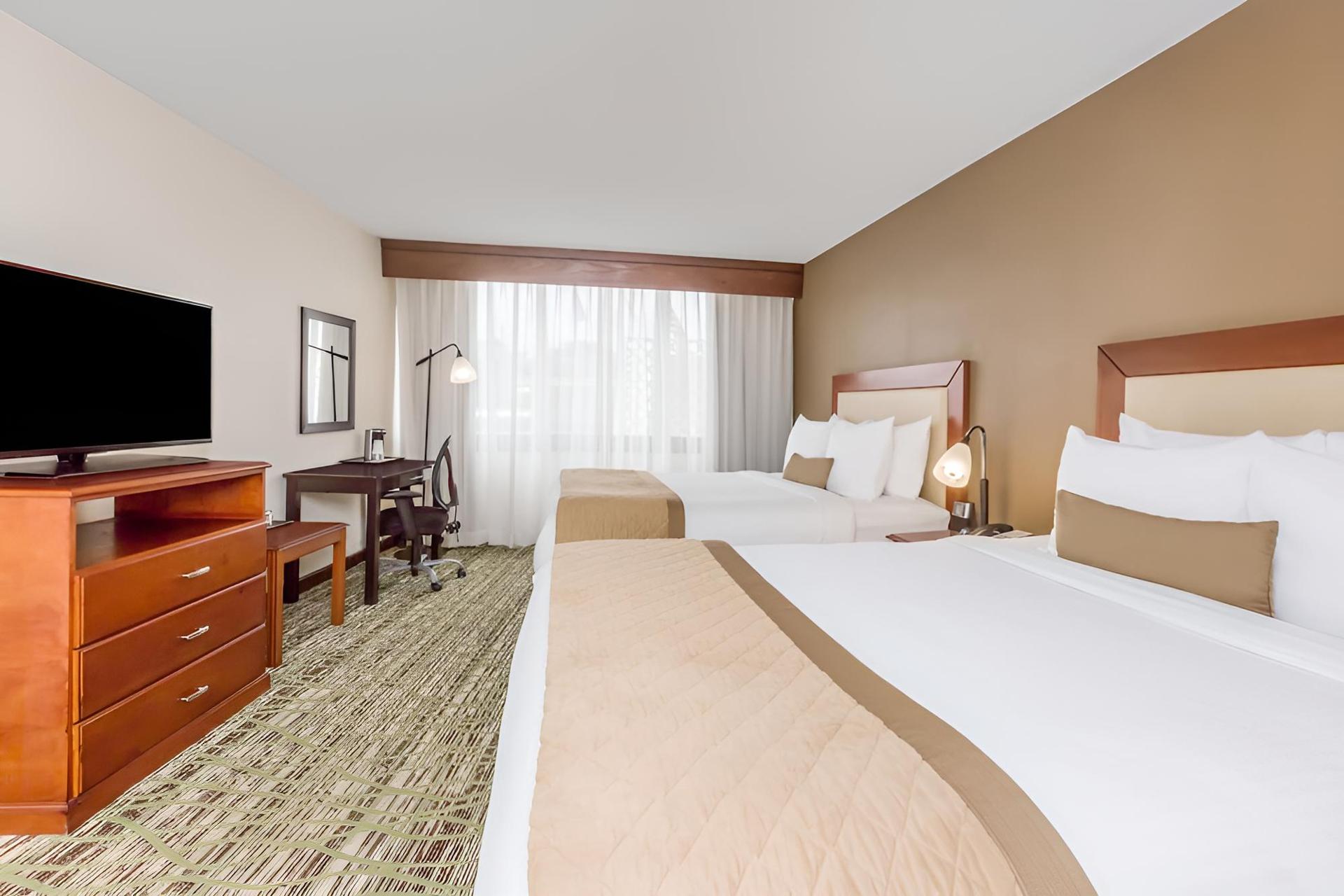 Clarion Hotel & Suites photo 20