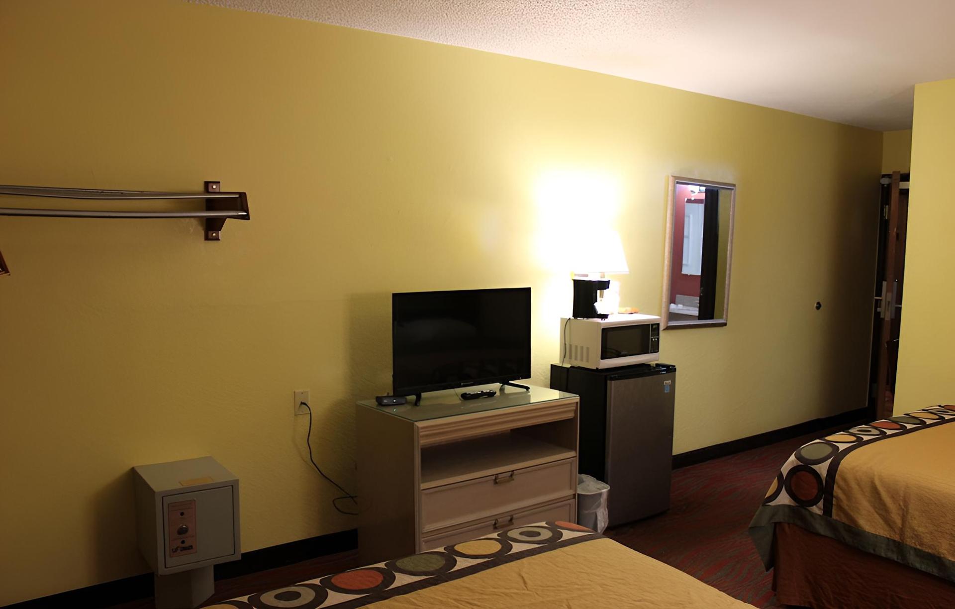 Super 8 by Wyndham Kalamazoo photo 3
