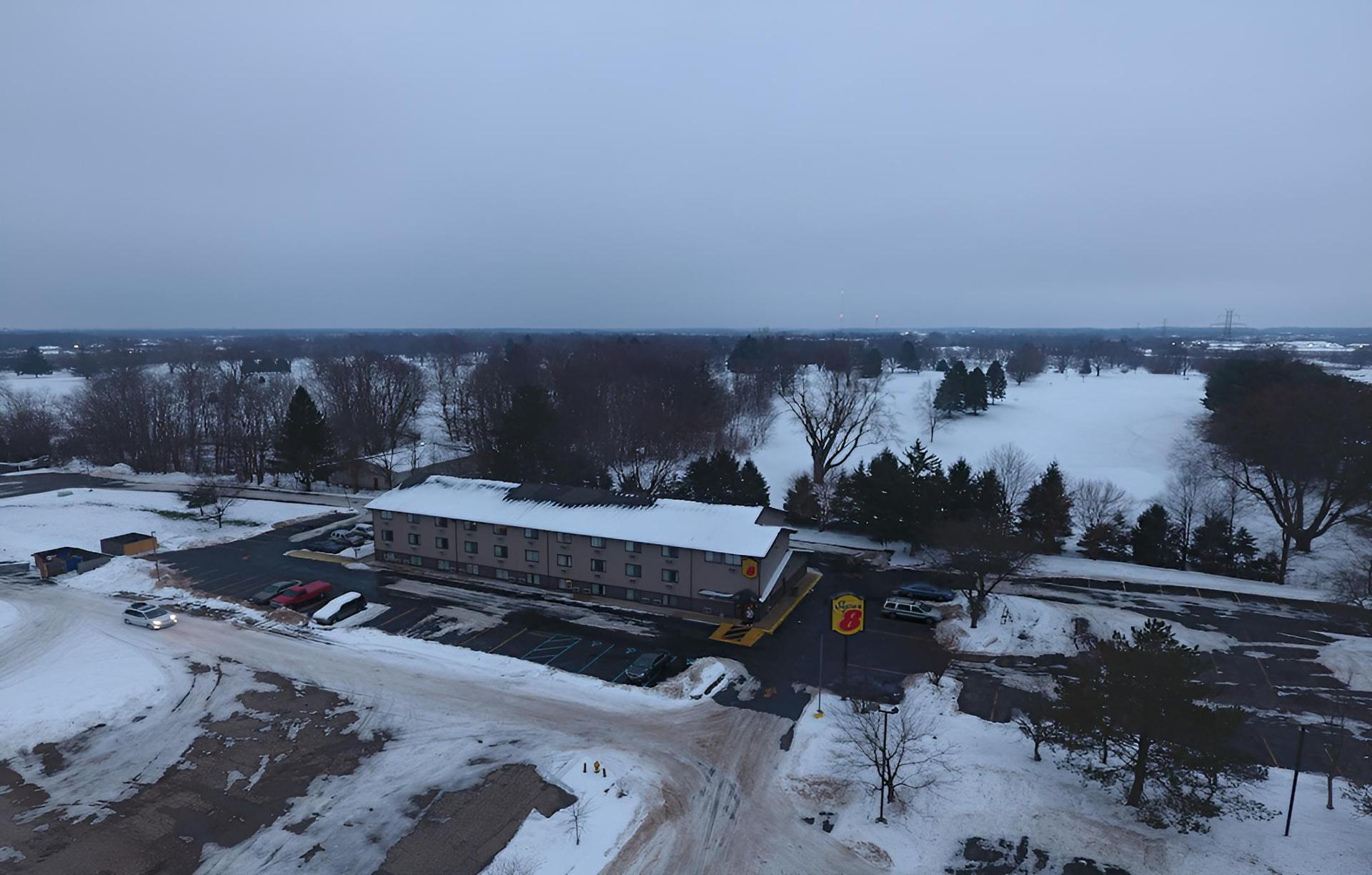 Super 8 by Wyndham Kalamazoo photo 12