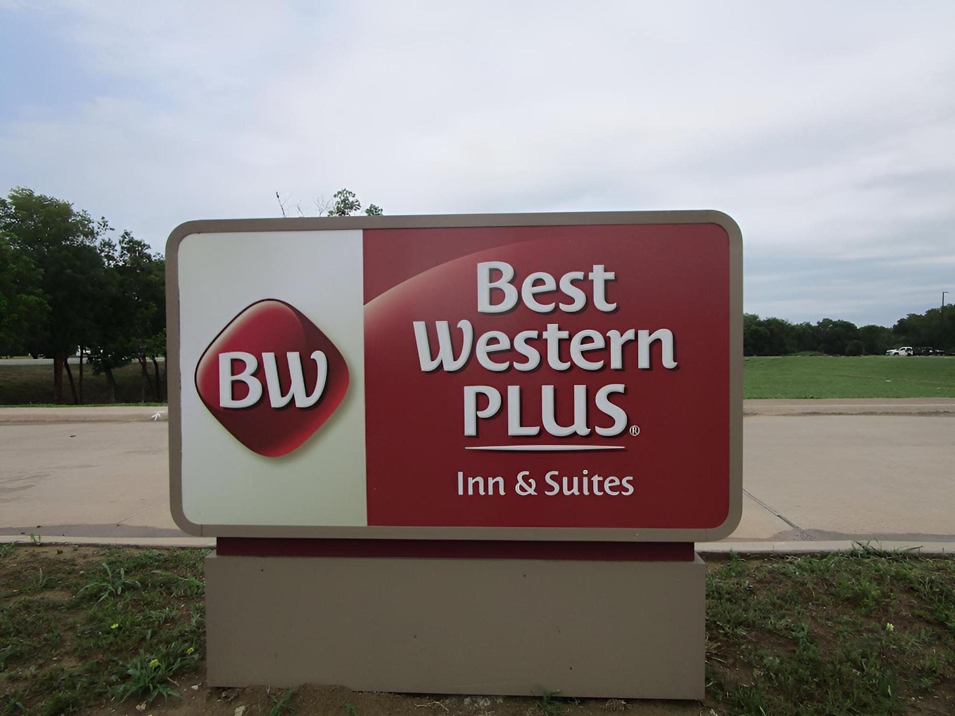 Best Western Plus Bonham photo 4