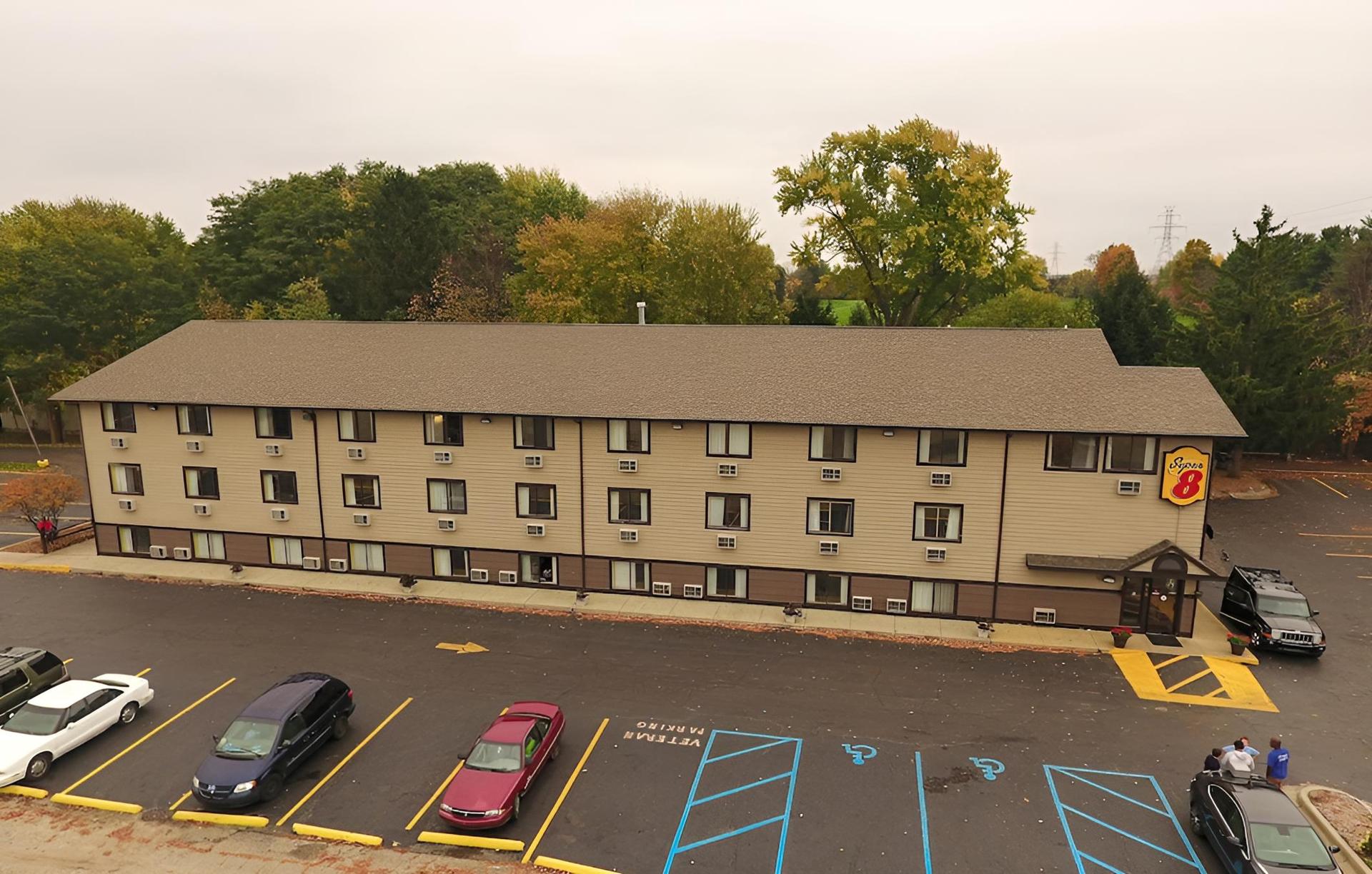 Super 8 by Wyndham Kalamazoo photo 10