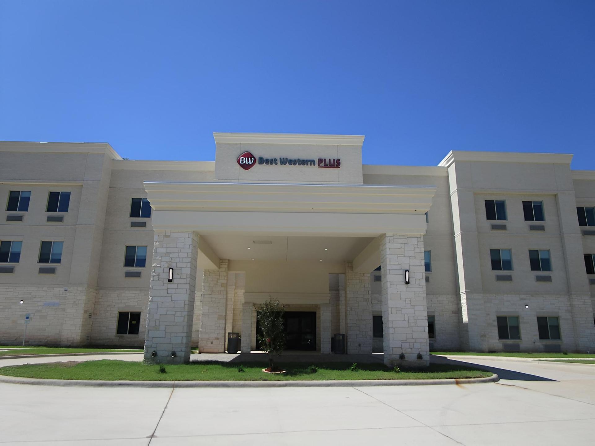 Best Western Plus Bonham photo 1
