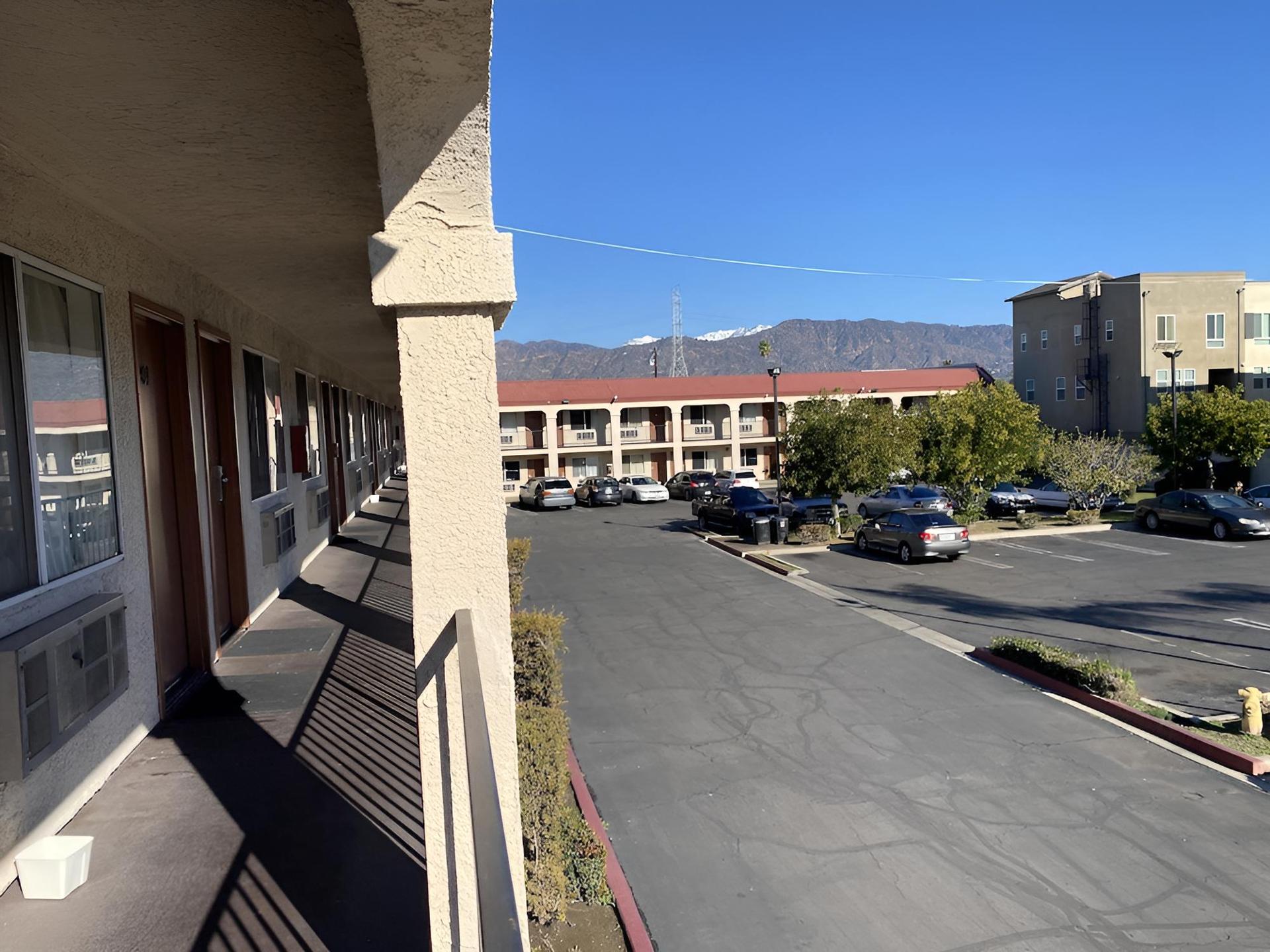 Howard Johnson by Wyndham Azusa photo 3