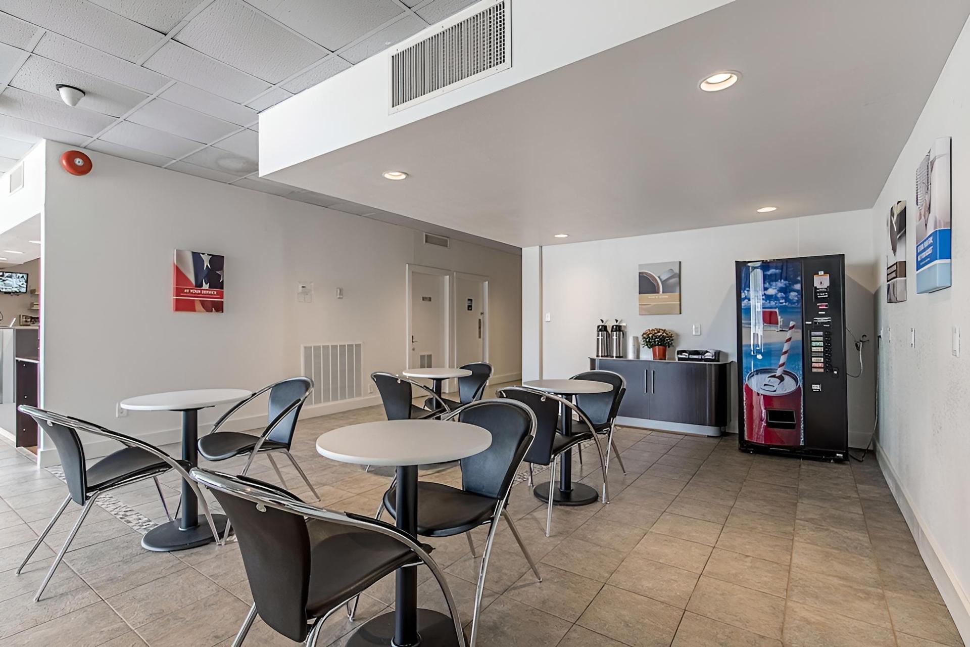 Motel 6 Pekin, IL photo 7