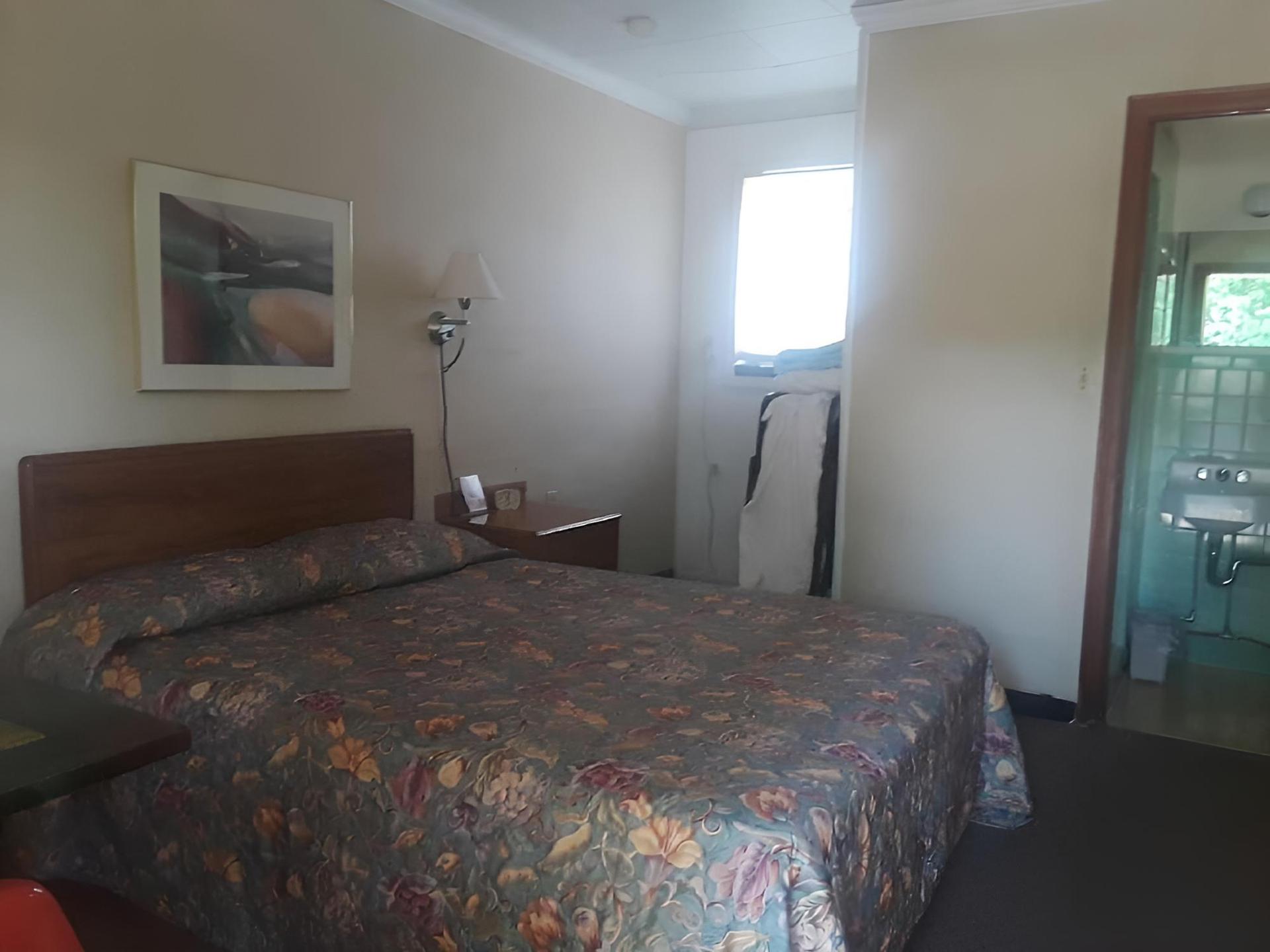 Maples Motel photo 7