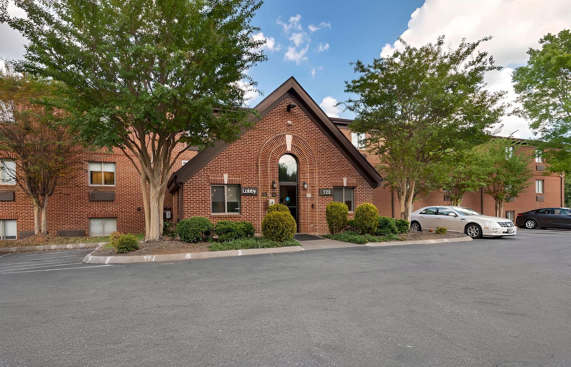 Extended Stay America Select Suites Charlotte University E photo 1