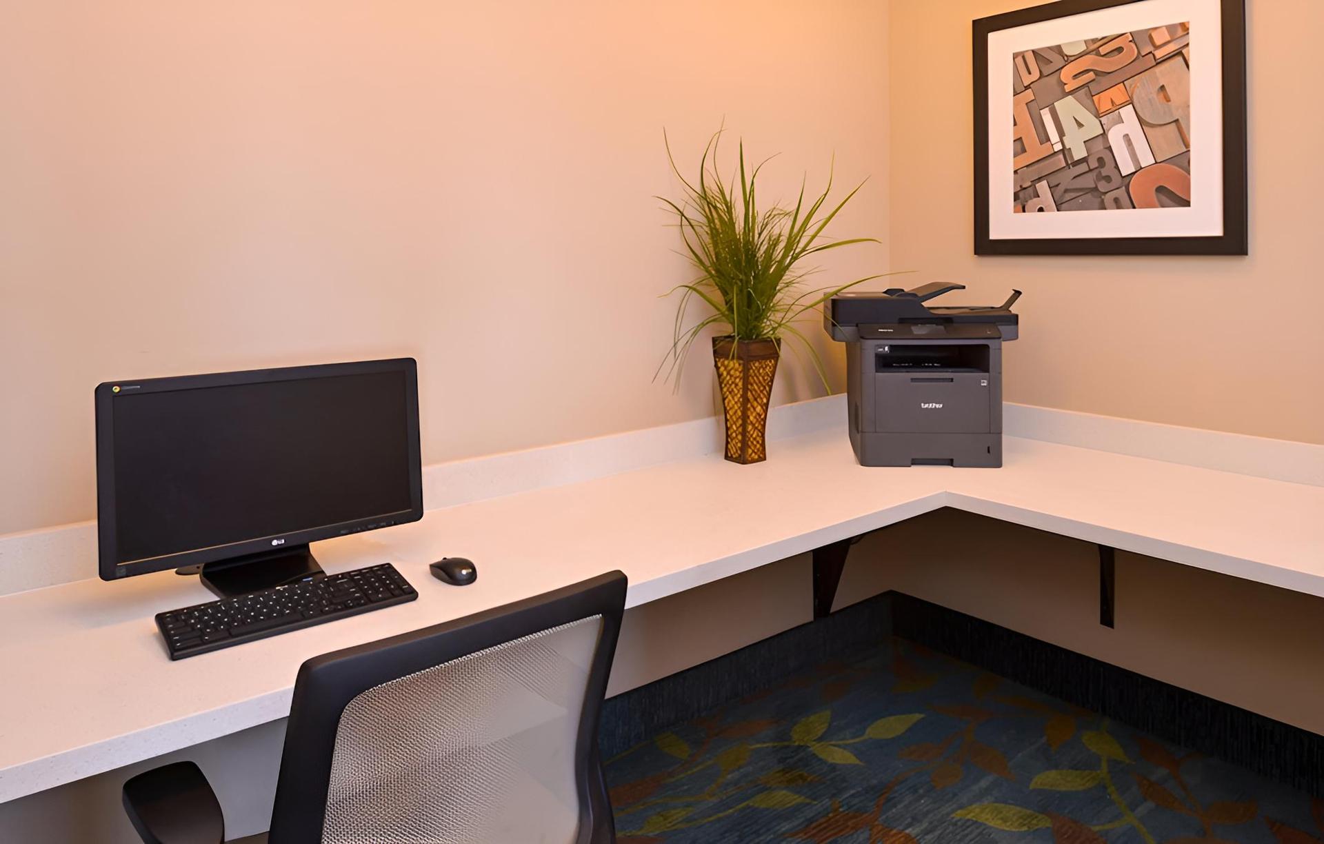 Candlewood Suites Bloomington, an IHG Hotel photo 4