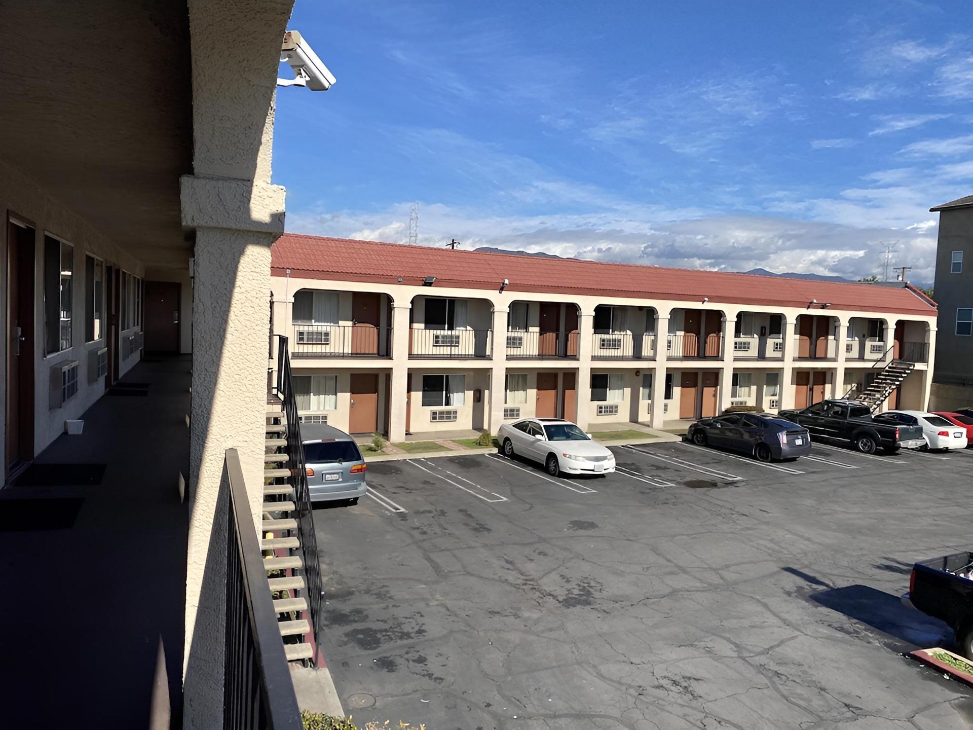 Howard Johnson by Wyndham Azusa photo 13