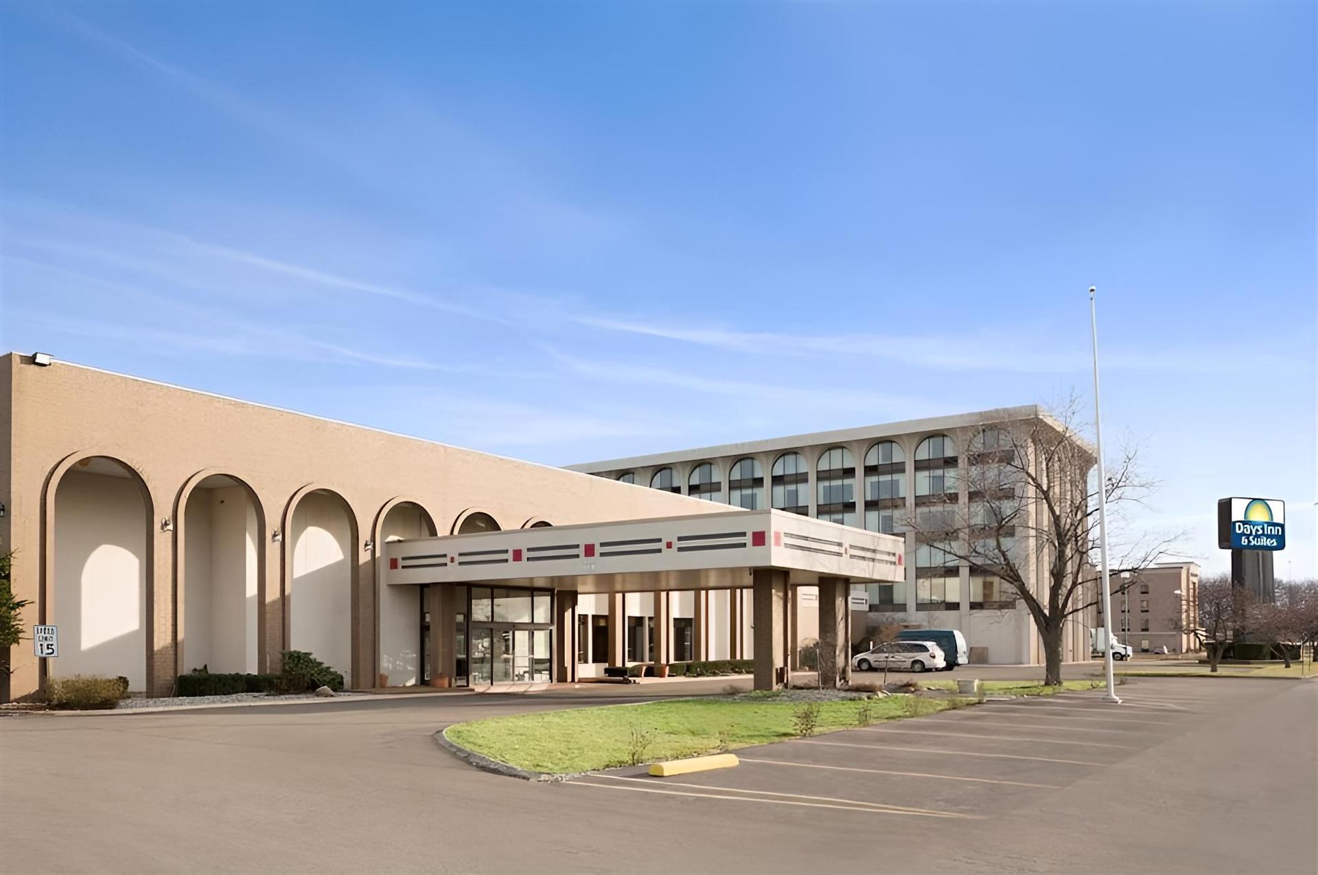 Lorain Studio Suites photo 4