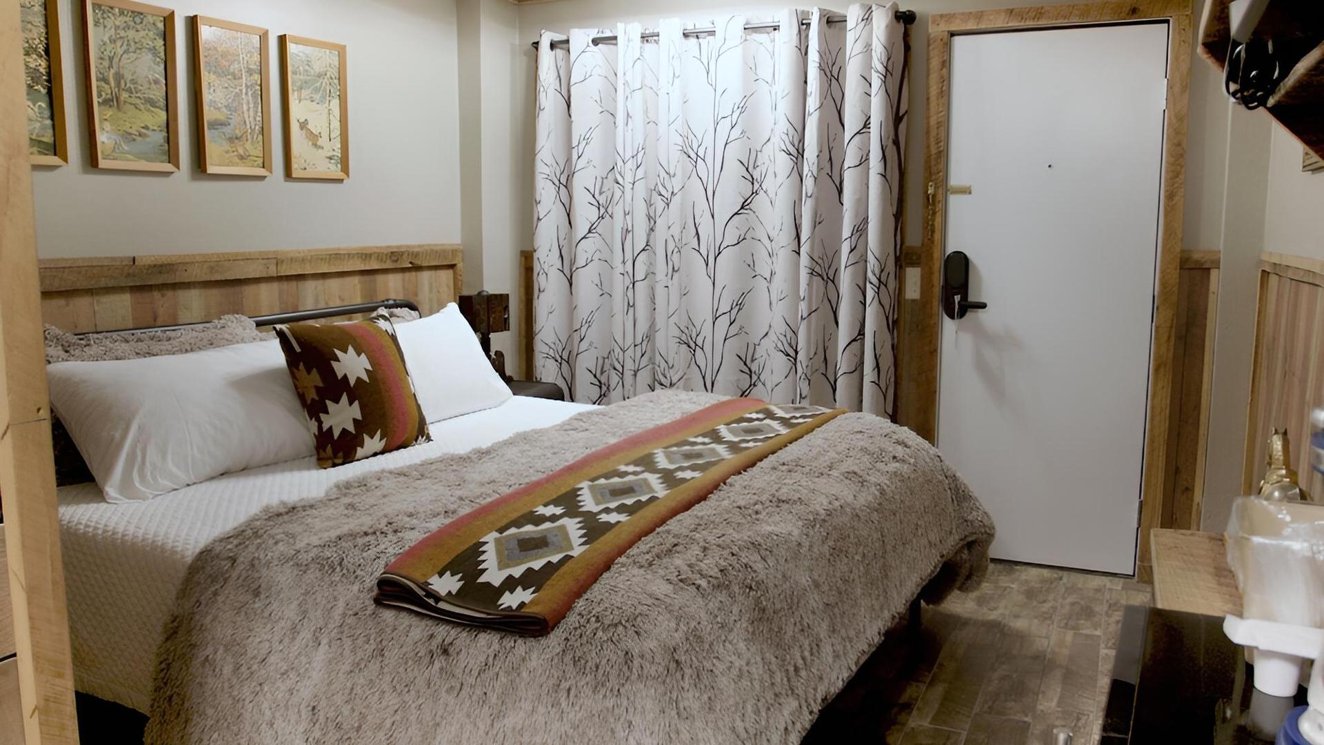 Arthur Murray's Motel photo 51