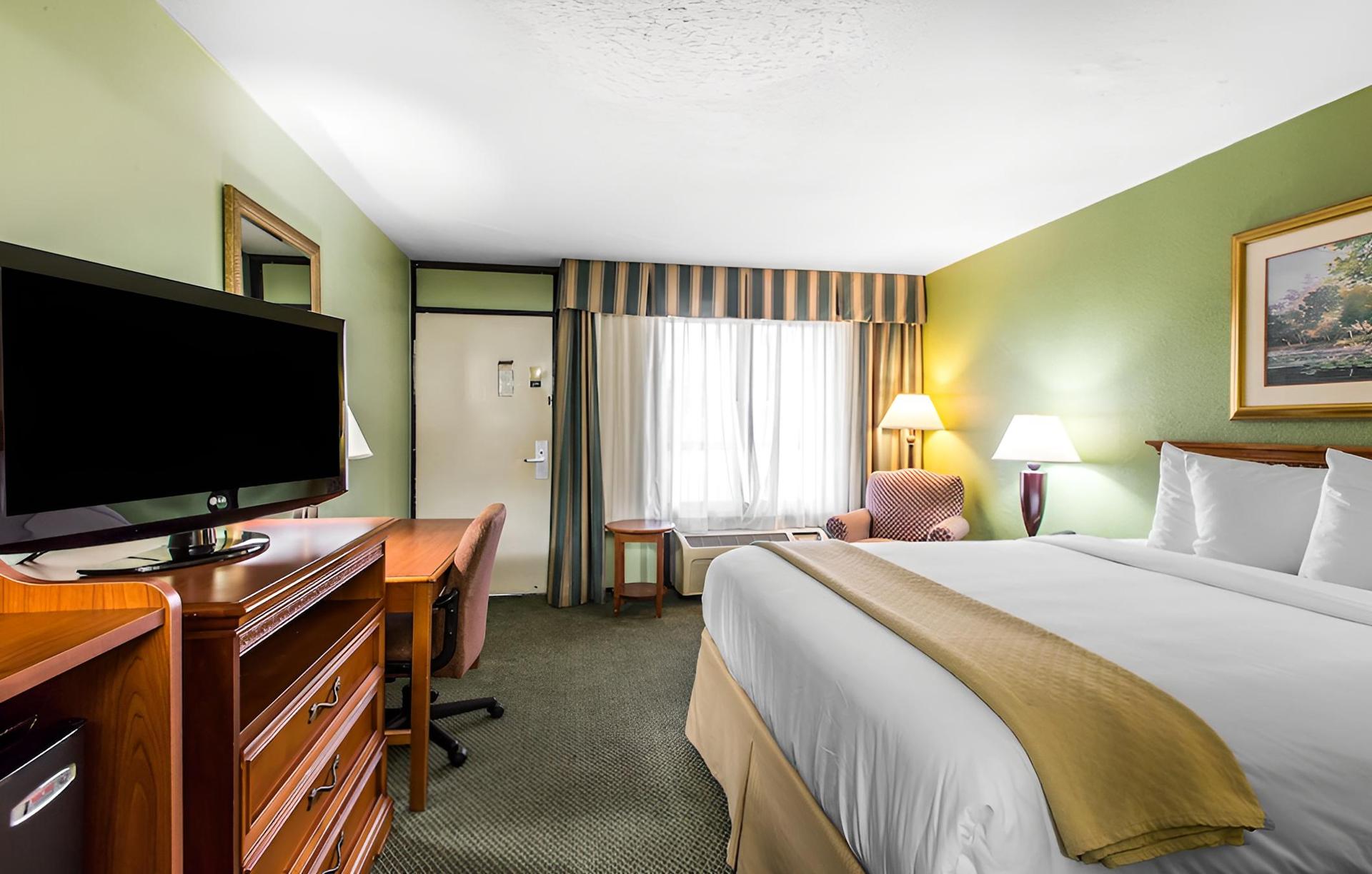 Quality Inn & Suites photo 13