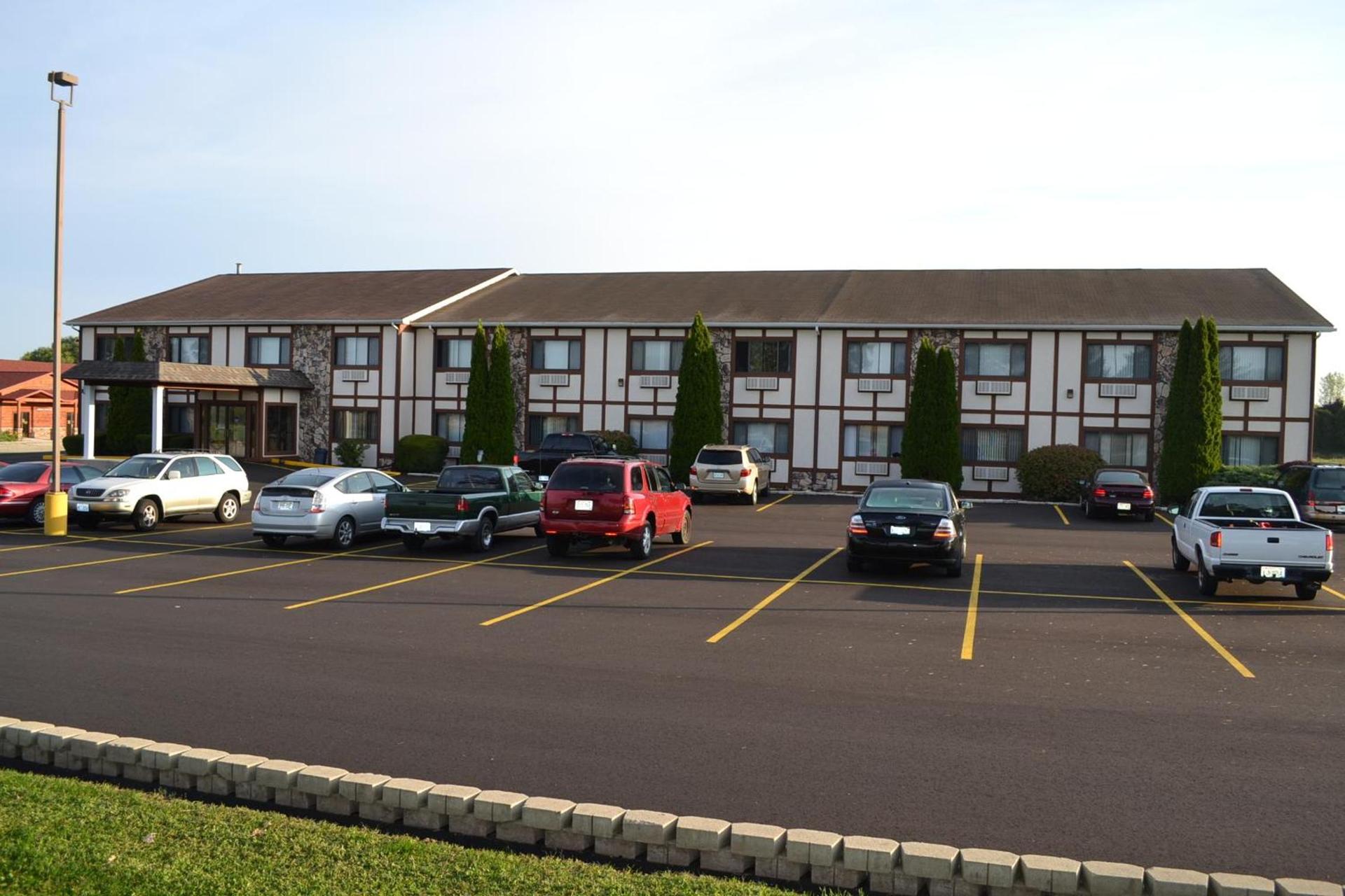 Sky Lodge Inn & Suites - Delavan — hotel in Delavan