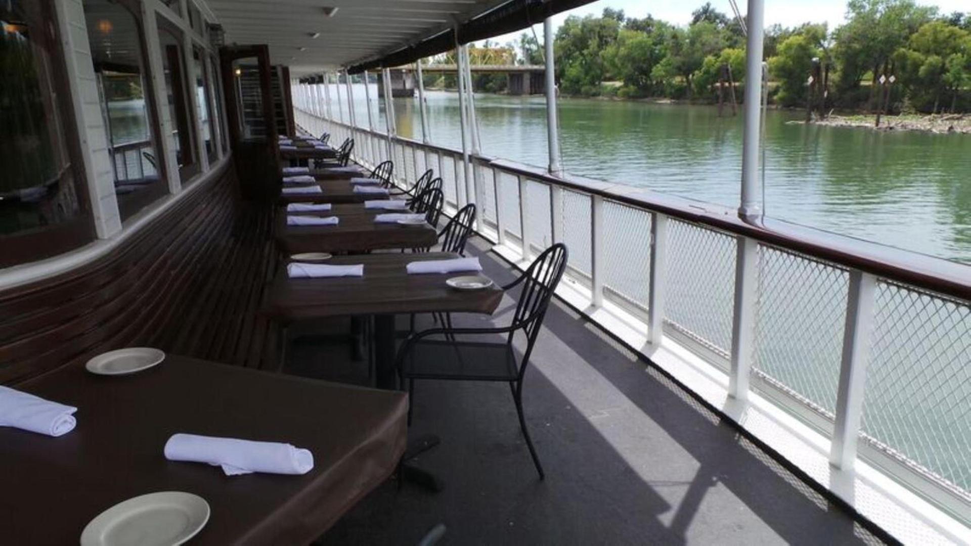 Delta King Hotel — hotel in Sacramento