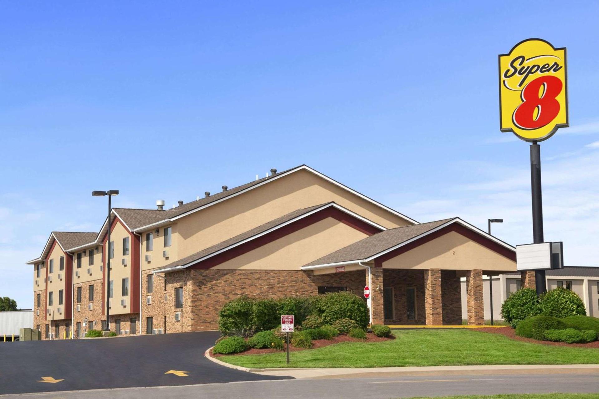 Super 8 by Wyndham Collinsville St. Louis — hotel in Collinsville