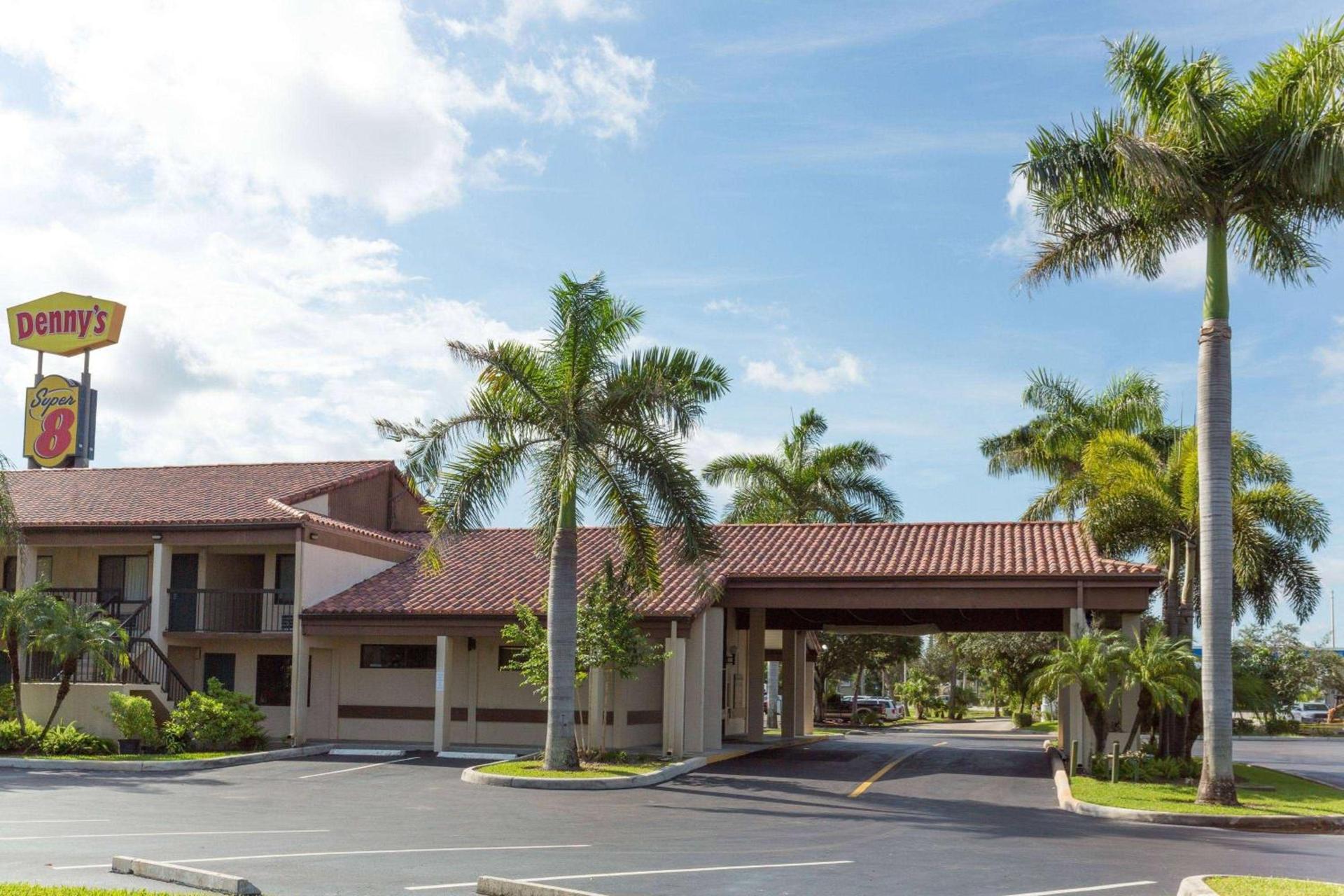 Super 8 by Wyndham Riviera Beach West Palm Beach — hotel in Riviera Beach