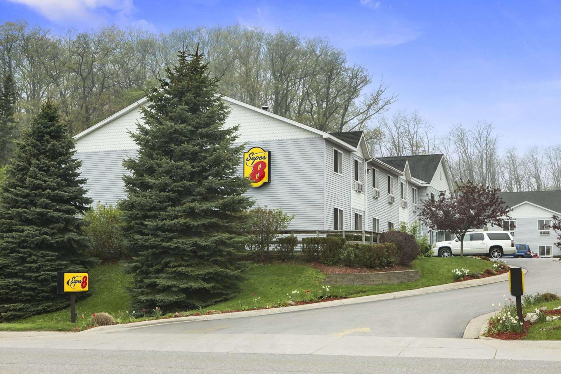 Super 8 by Wyndham Manistee — hotel in Manistee