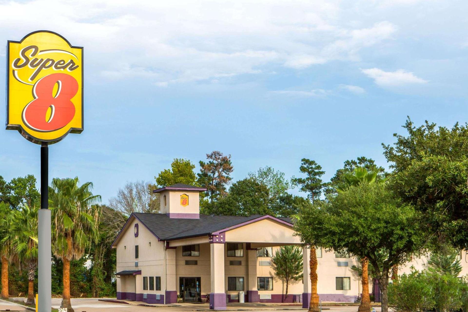 Super 8 by Wyndham Cleveland TX — hotel in Cleveland