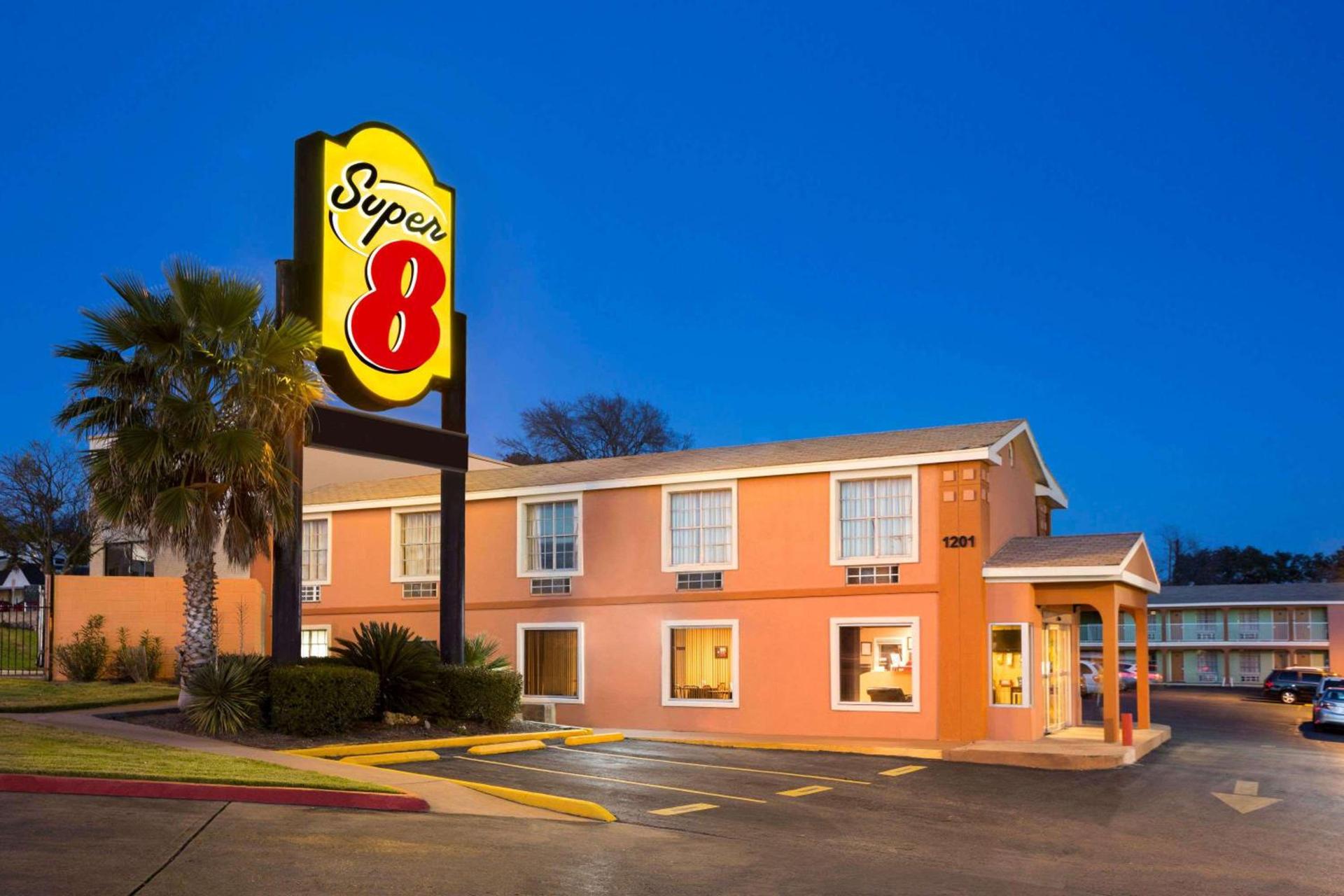 Super 8 by Wyndham Austin Downtown/Capitol Area — hotel in Austin