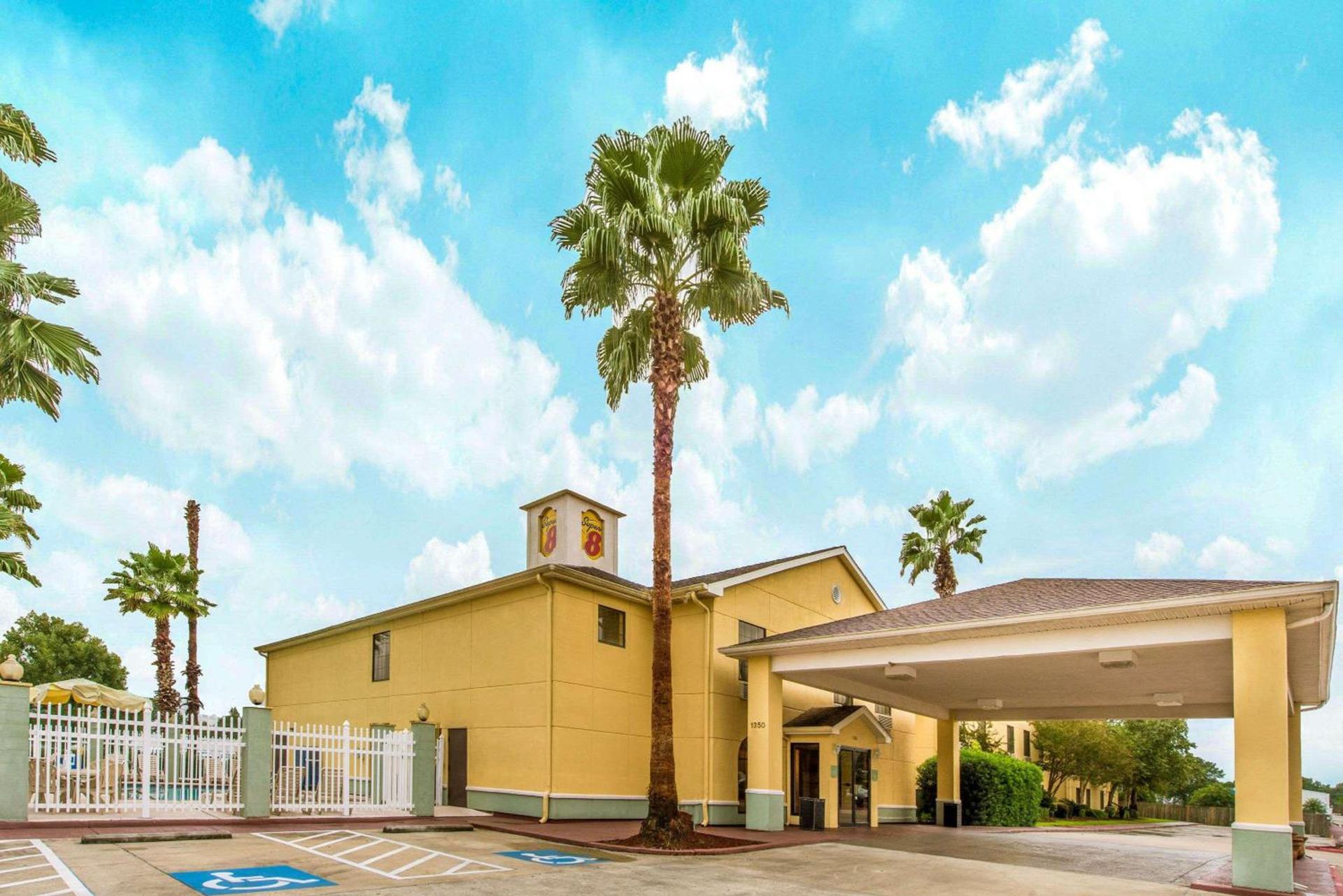 Super 8 by Wyndham Lake Charles/Sulphur — hotel in Lake Charles