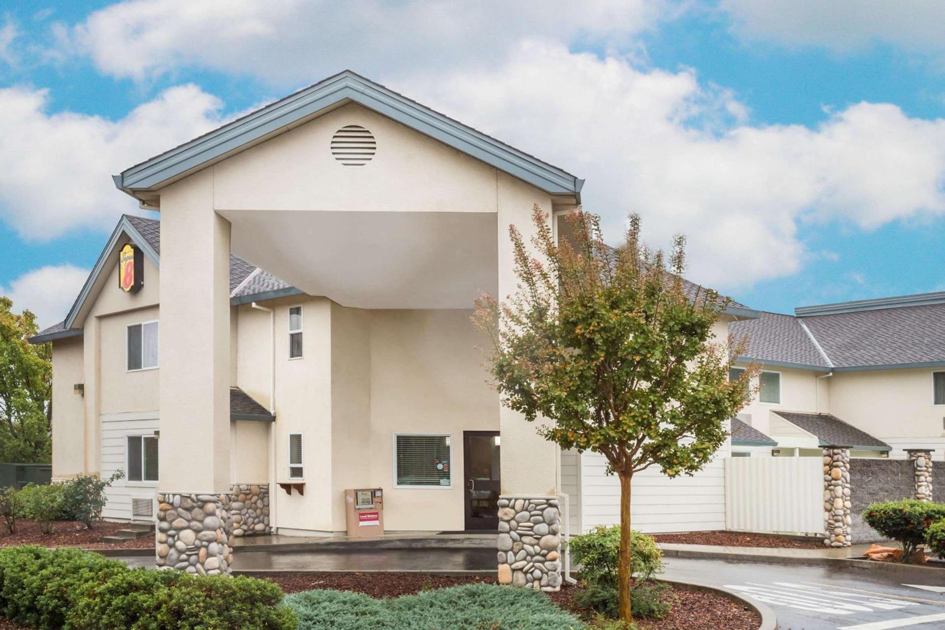Super 8 by Wyndham Cloverdale Wine Country — hotel in Cloverdale