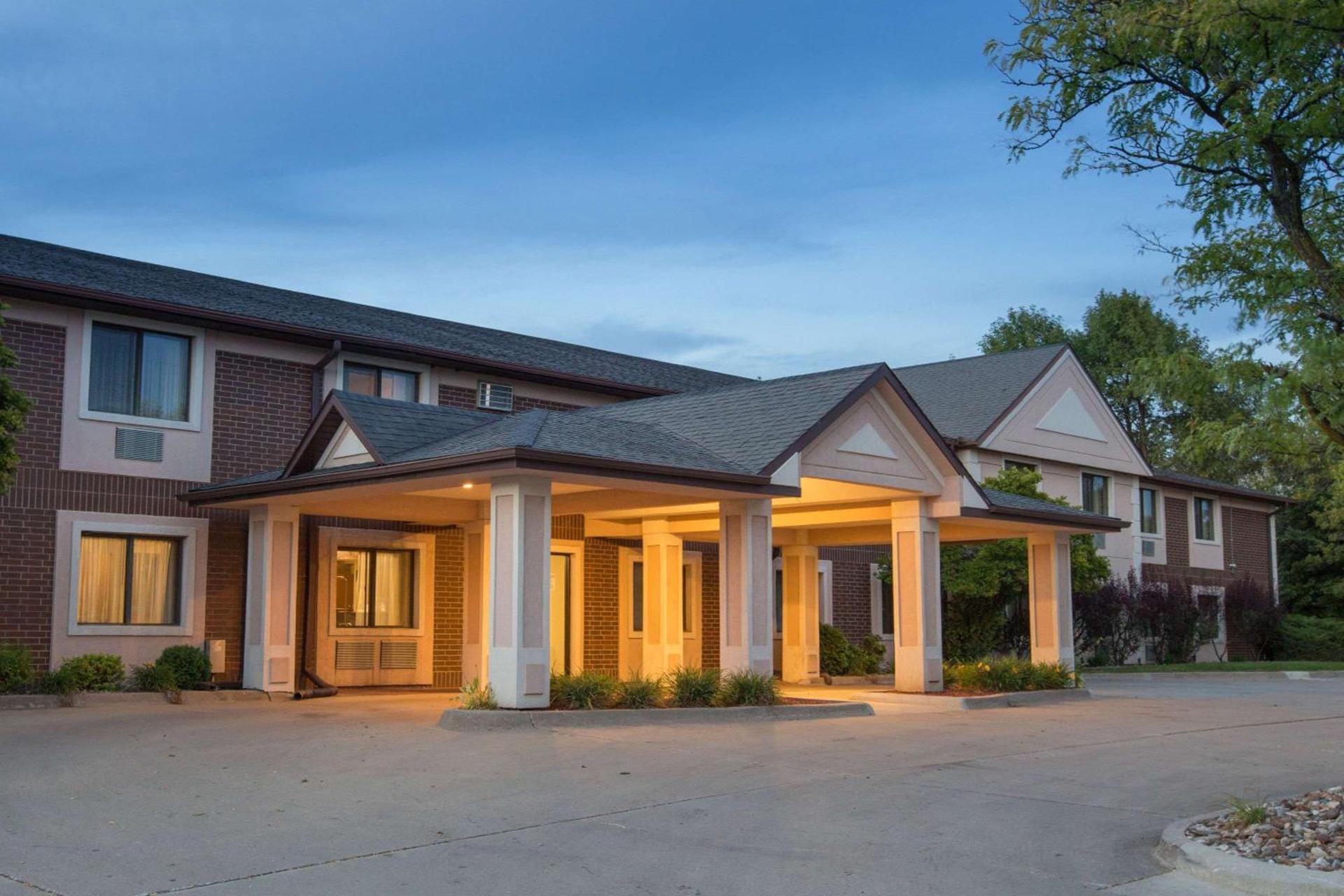 Super 8 by Wyndham Clive IA — hotel in Clive