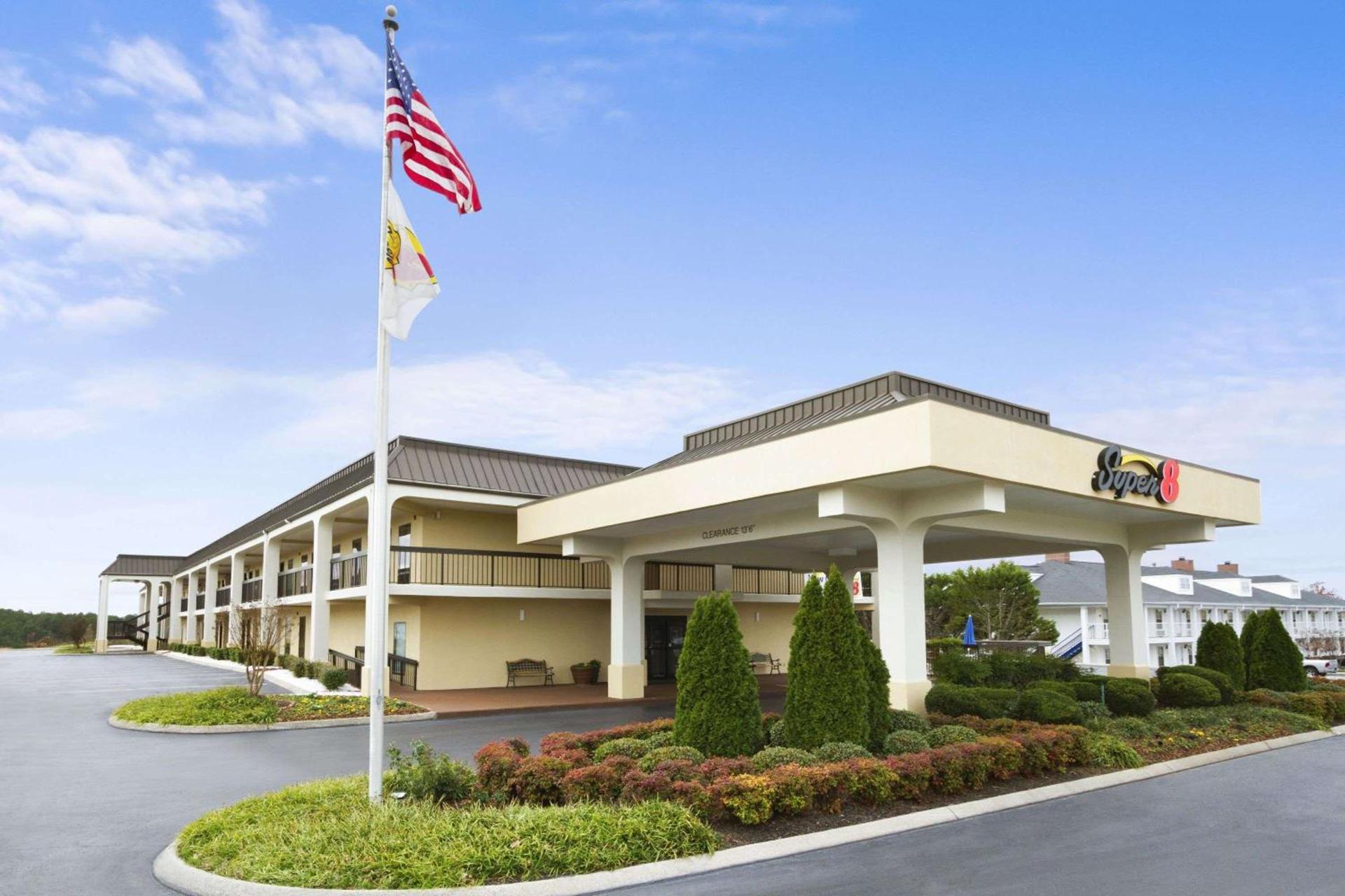 Super 8 by Wyndham Calhoun — hotel in Calhoun