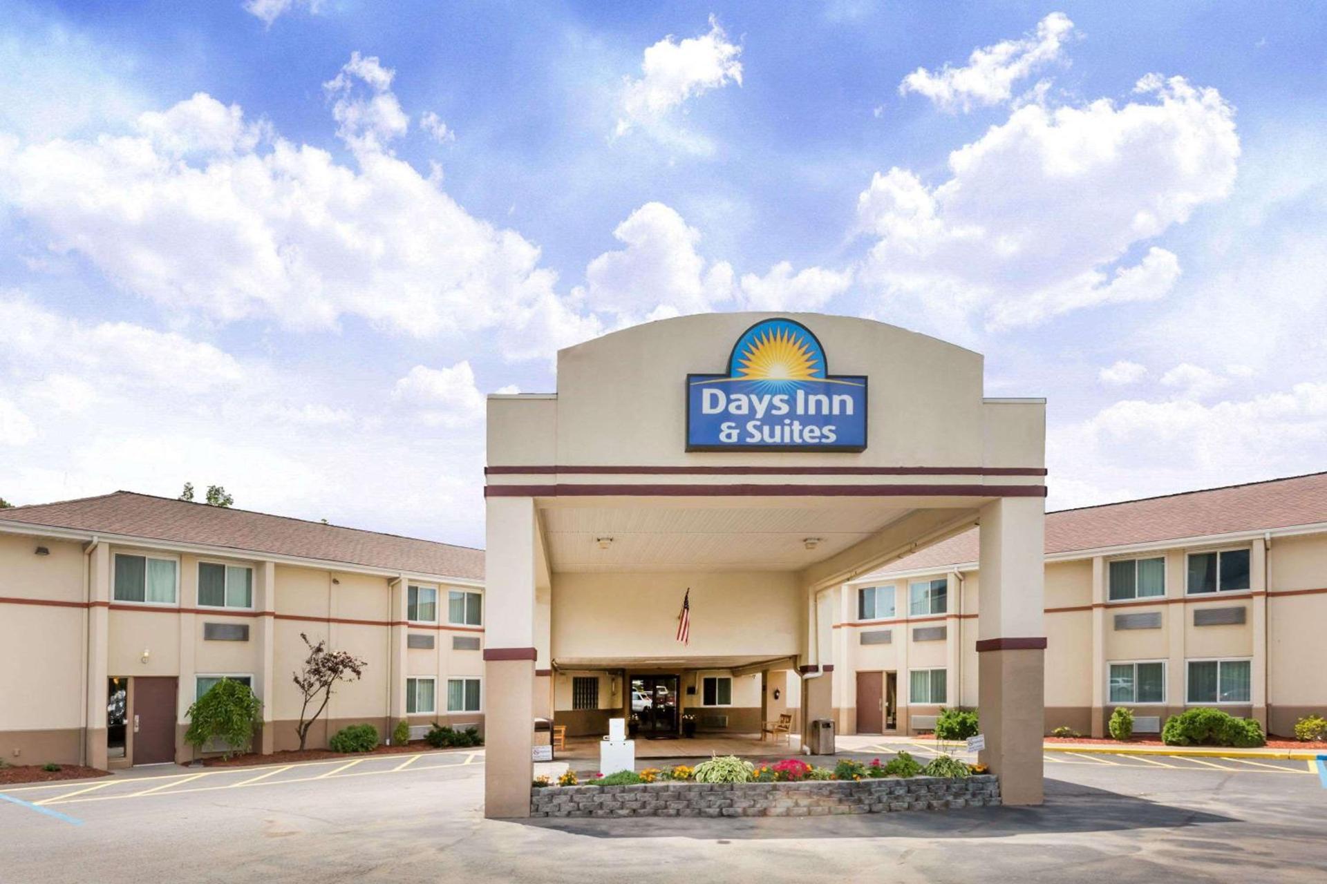 Days Inn & Suites by Wyndham Bridgeport - Clarksburg — hotel in Bridgeport