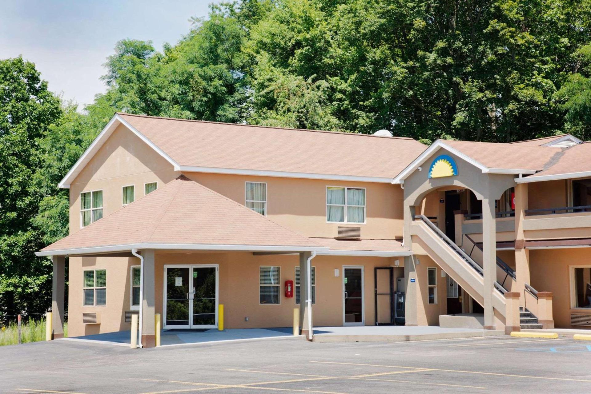 Days Inn by Wyndham Fairmont — hotel in Fairmont