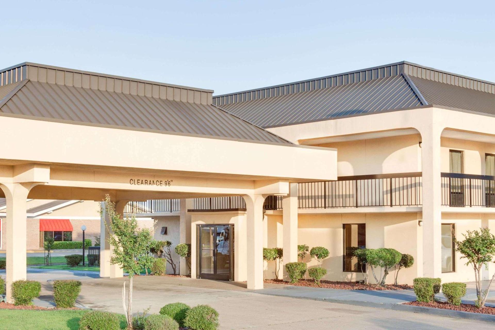 Days Inn by Wyndham Greenville MS — hotel in Greenville