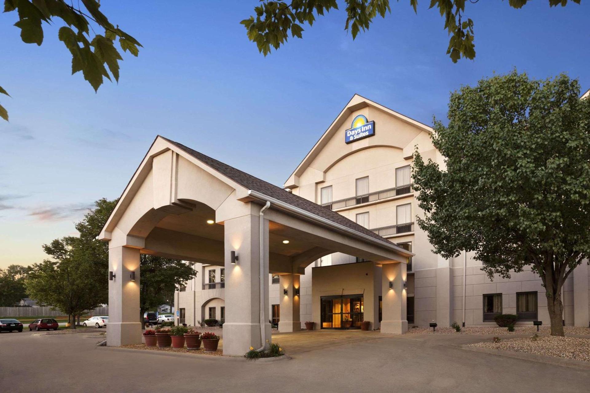 Days Inn & Suites by Wyndham Cedar Rapids — hotel in Cedar Rapids