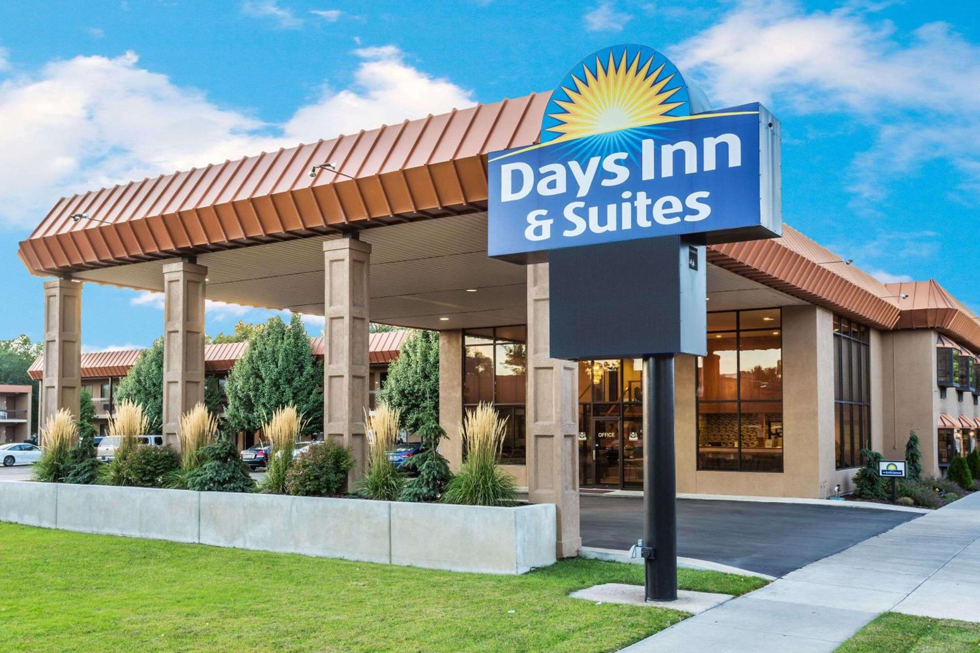 Days Inn & Suites by Wyndham Logan — hotel in Logan