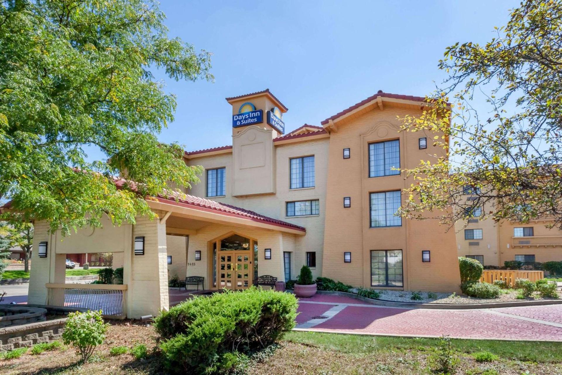 Days Inn & Suites by Wyndham Arlington Heights — hotel in Arlington Heights