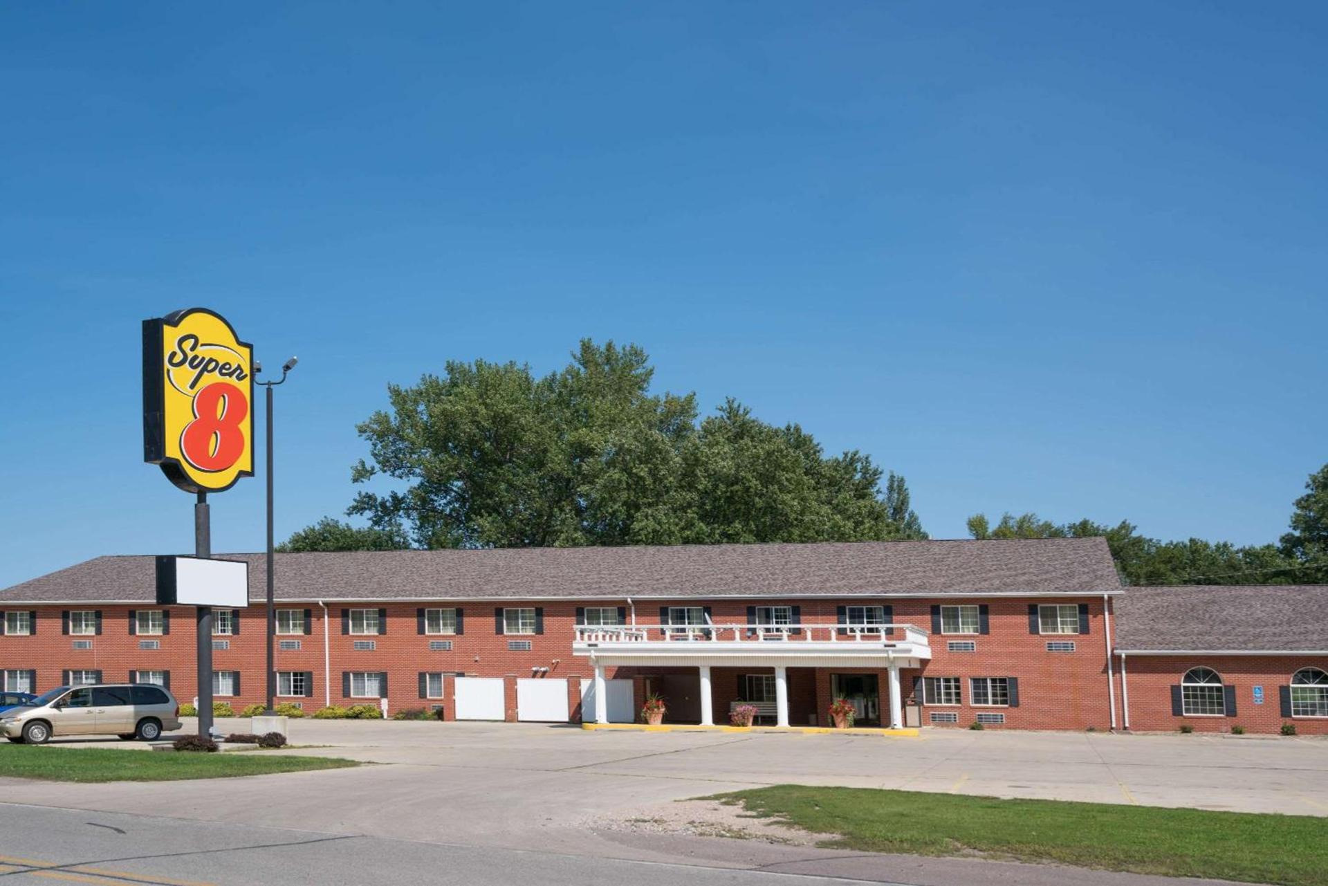 Super 8 by Wyndham Sheldon — hotel in Sheldon
