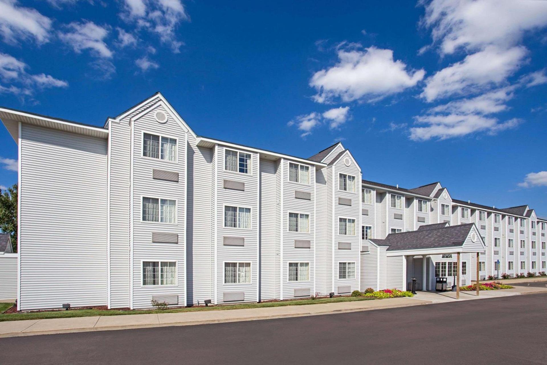 Microtel Inn & Suites by Wyndham Holland — hotel in Holland
