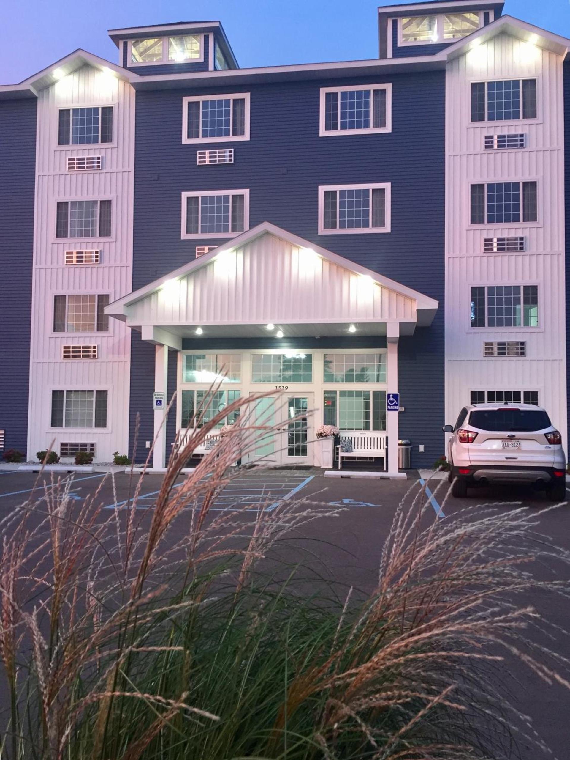 The Baywatch Resort — hotel in Traverse City