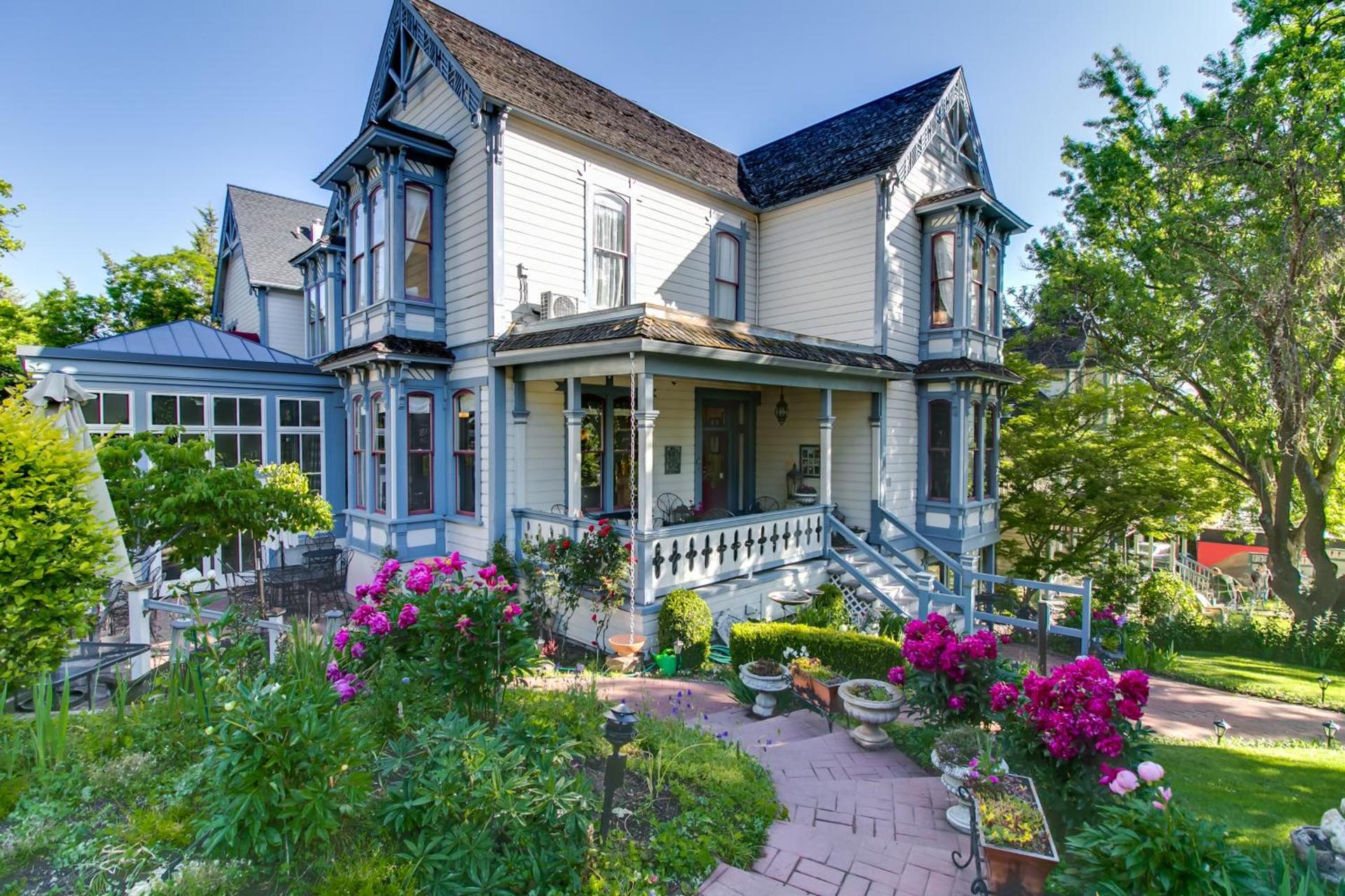 Winchester Inn — hotel in Ashland