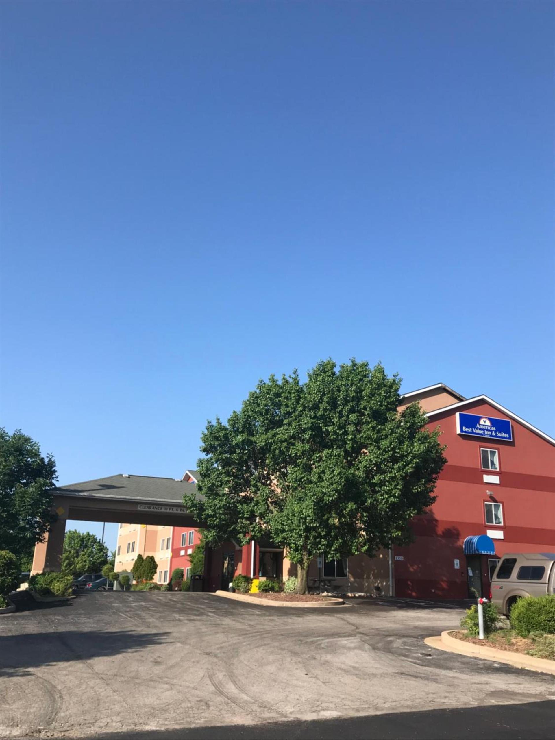 Americas Best Value Inn and Suites Saint Charles — hotel in St. Charles