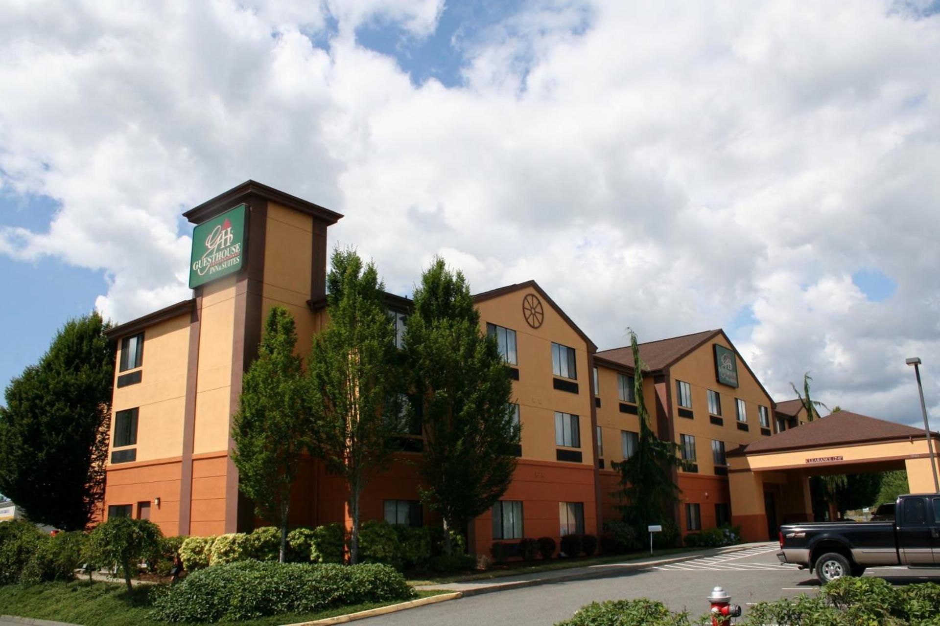 Evergreen Inn & Suites — hotel in Monroe