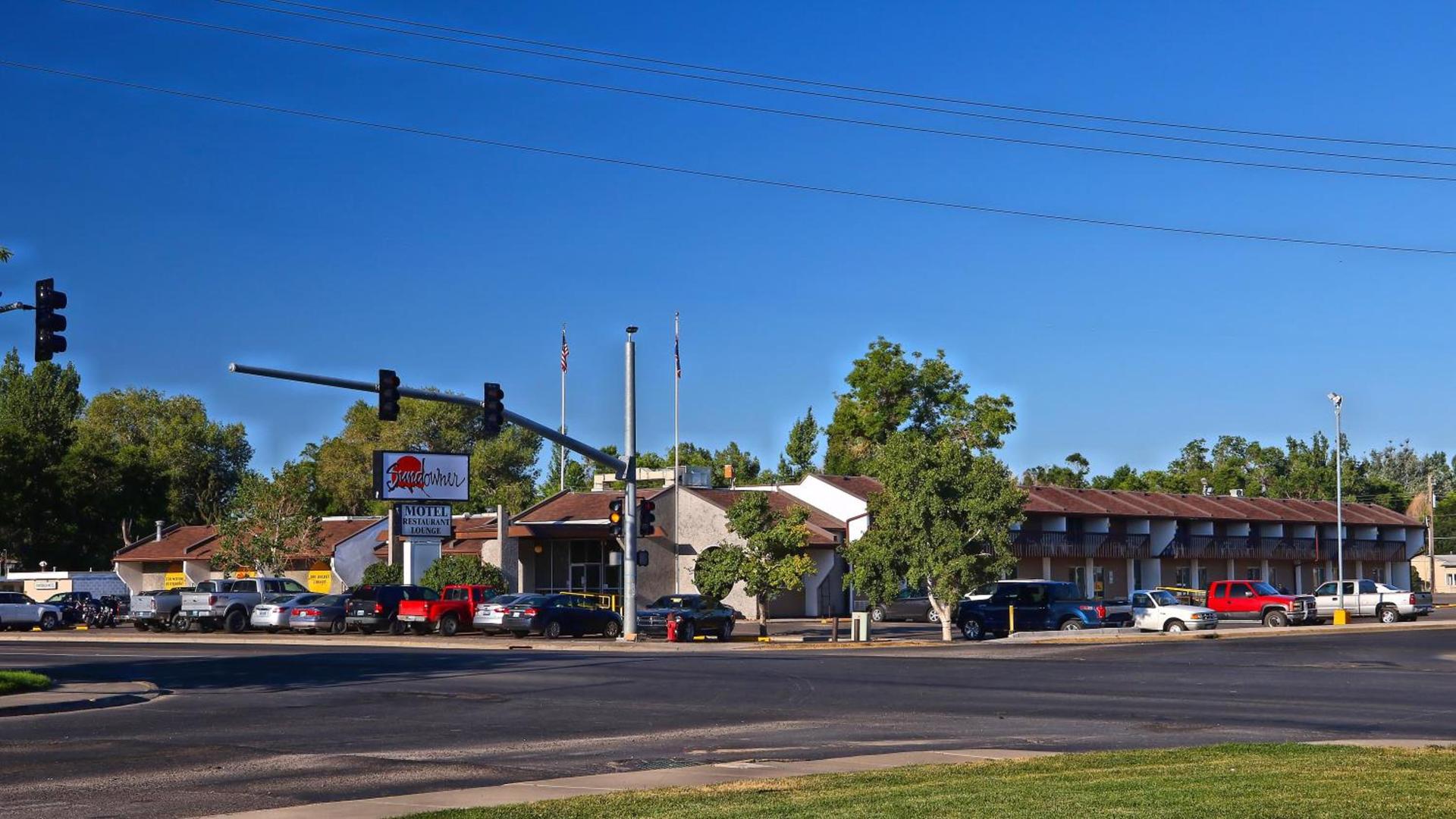 Sundowner Station — hotel in Riverton
