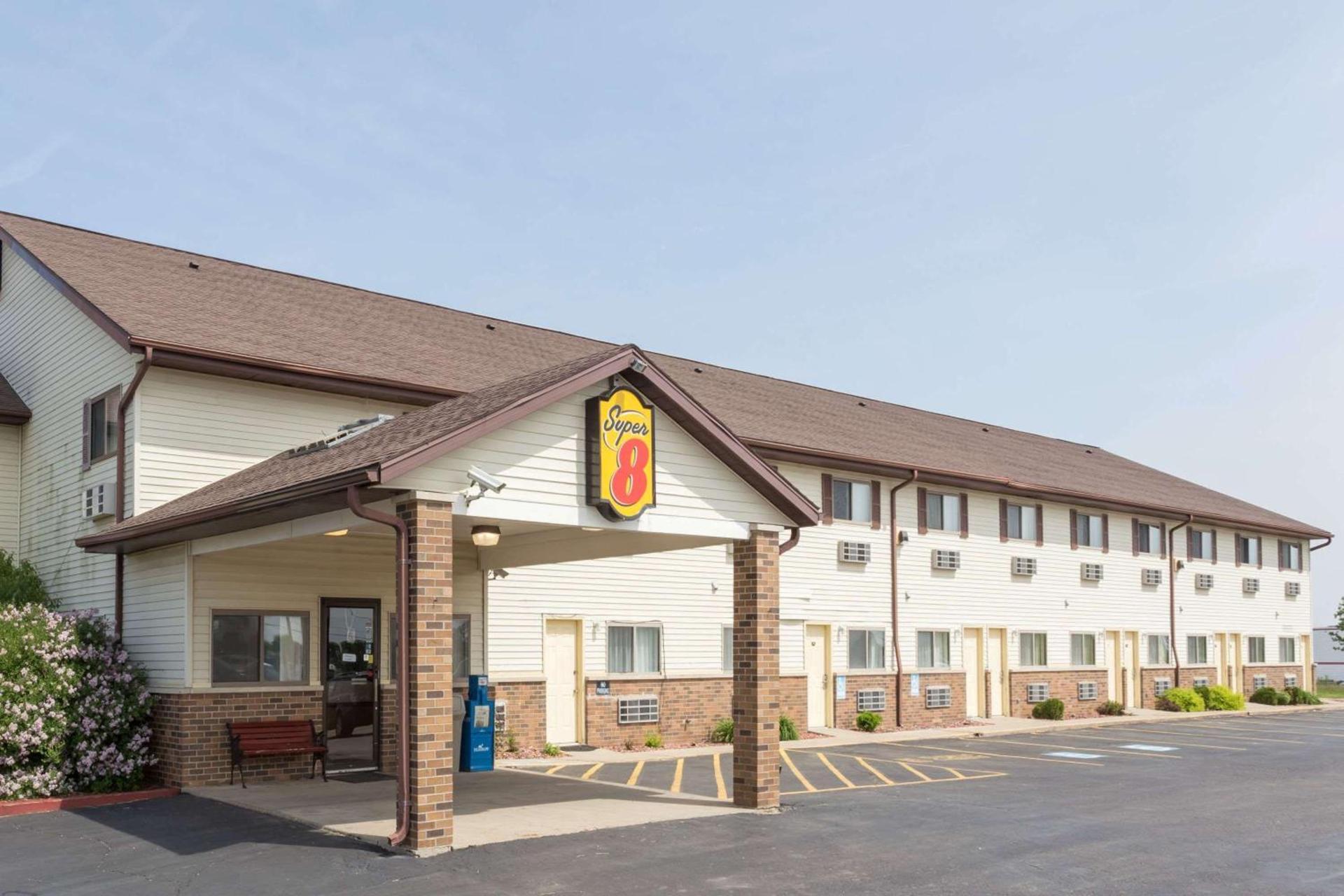 Super 8 by Wyndham Dixon — hotel in Dixon