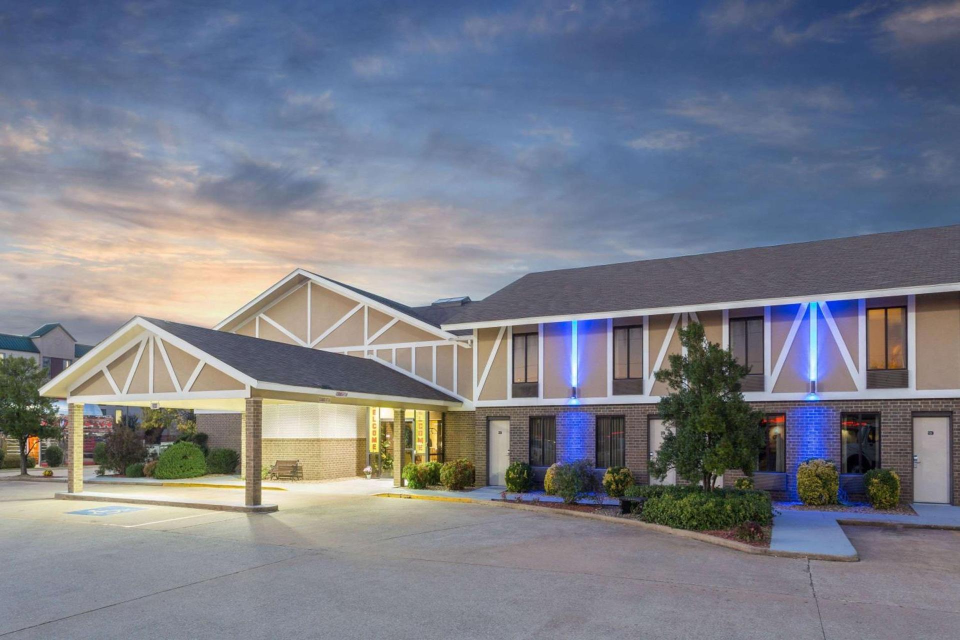 Super 8 by Wyndham Bentonville — hotel in Bentonville