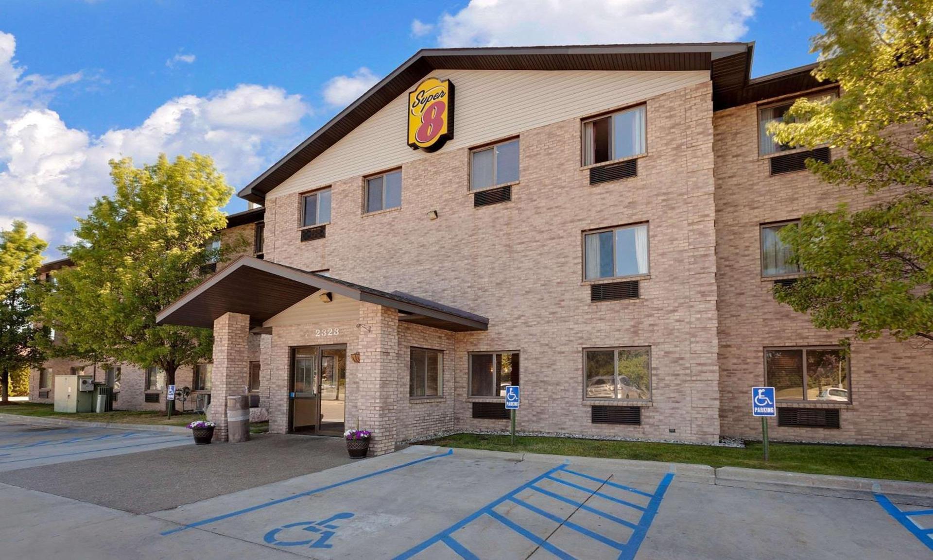 Super 8 by Wyndham Mt. Pleasant — hotel in Mount Pleasant