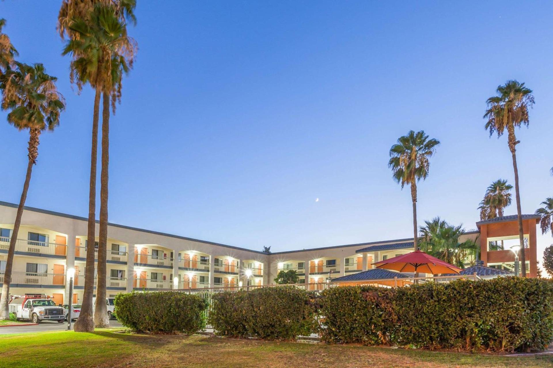 Super 8 by Wyndham Bakersfield/Central — hotel in Bakersfield