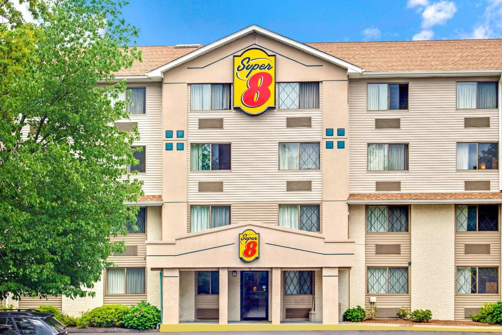 Super 8 by Wyndham Stamford/New York City Area — hotel in Stamford